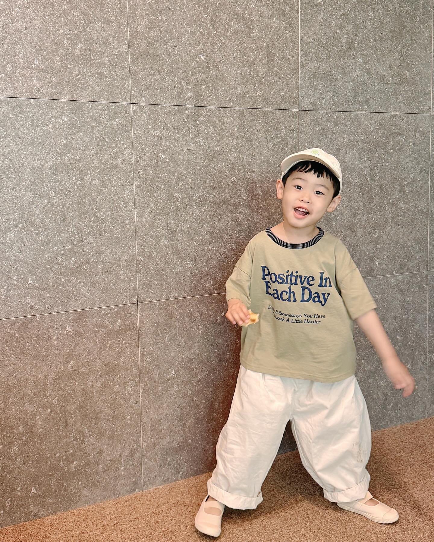 아 너무 이뿌다 왜 이제 샀지 
몇 개 더 사서 쟁여놔야지 
#빔보빔바 #등원룩 #남아옷