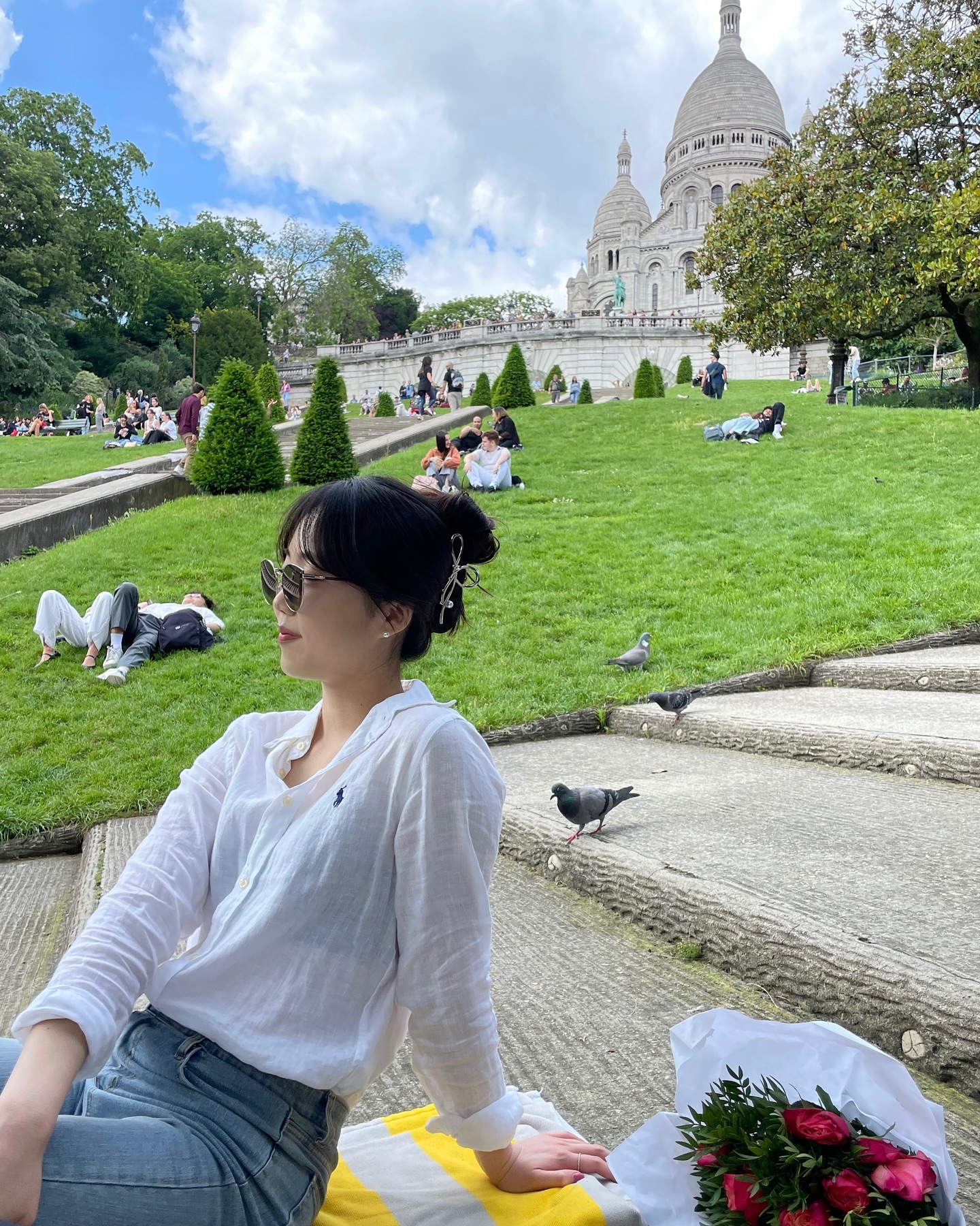 아침에 날씨가 너무 좋아서 
오늘은 몽마르뜨를 가야겠다하고 
자전거로 열심히 달려와서 
피크닉하는 행복이란...🤍🩵🤍🩵