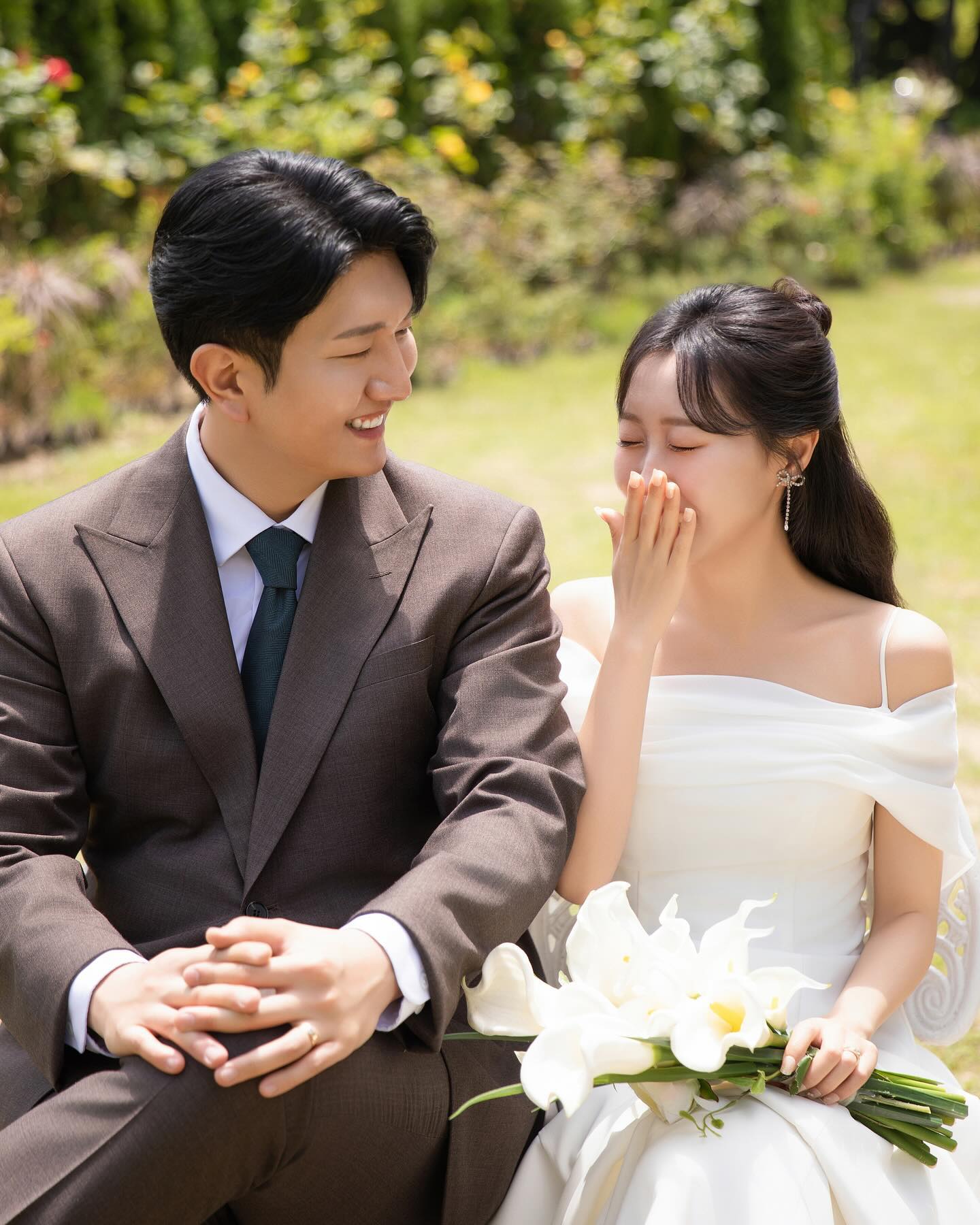 Wedding D-7💍
 
2024.11.23 저희 결혼합니다💙
 
2019년 봄 어느 날
동료에서 연인이라는 설렘이 시작되었습니다.
2024년 가을 어느 날
부부라는 이름으로 또 다른 설렘을 안고 
새로운 시작을 하려고 합니다.
 
소식을 전하고 싶은 분들이 많았지만 
혹 오랜만에 닿는 연락이 결혼 소식이고 
멀리서 진행되는 예식이라 부담될까
조심스러운 마음에 연락을 드리지 못한 분들도 많습니다.
 
너그러이 이해해 주시고 연락 주신다면, 
고마운 마음으로 기쁜 소식 전하겠습니다.
 
저희의 결혼식이 마음의 짐이 아닌 
곧 다가올 새해 따뜻한 소식으로 전달되길 바라며,
귀한 발걸음으로 축하해 주신다는 분들과 
참석이 어려워 멀리서 보내주시는 따뜻한 마음들, 
그리고 미리 축하해 주신 분들 모두 감사합니다☺️
 
평생 잊지 않고 행복하게 잘 살겠습니다:)
신랑 이재욱 신부 추신혜 올림🤵🏻👰🏻‍♀️
 
 
2024.11.23 4pm 드메르 웨딩홀 2층 베일리홀