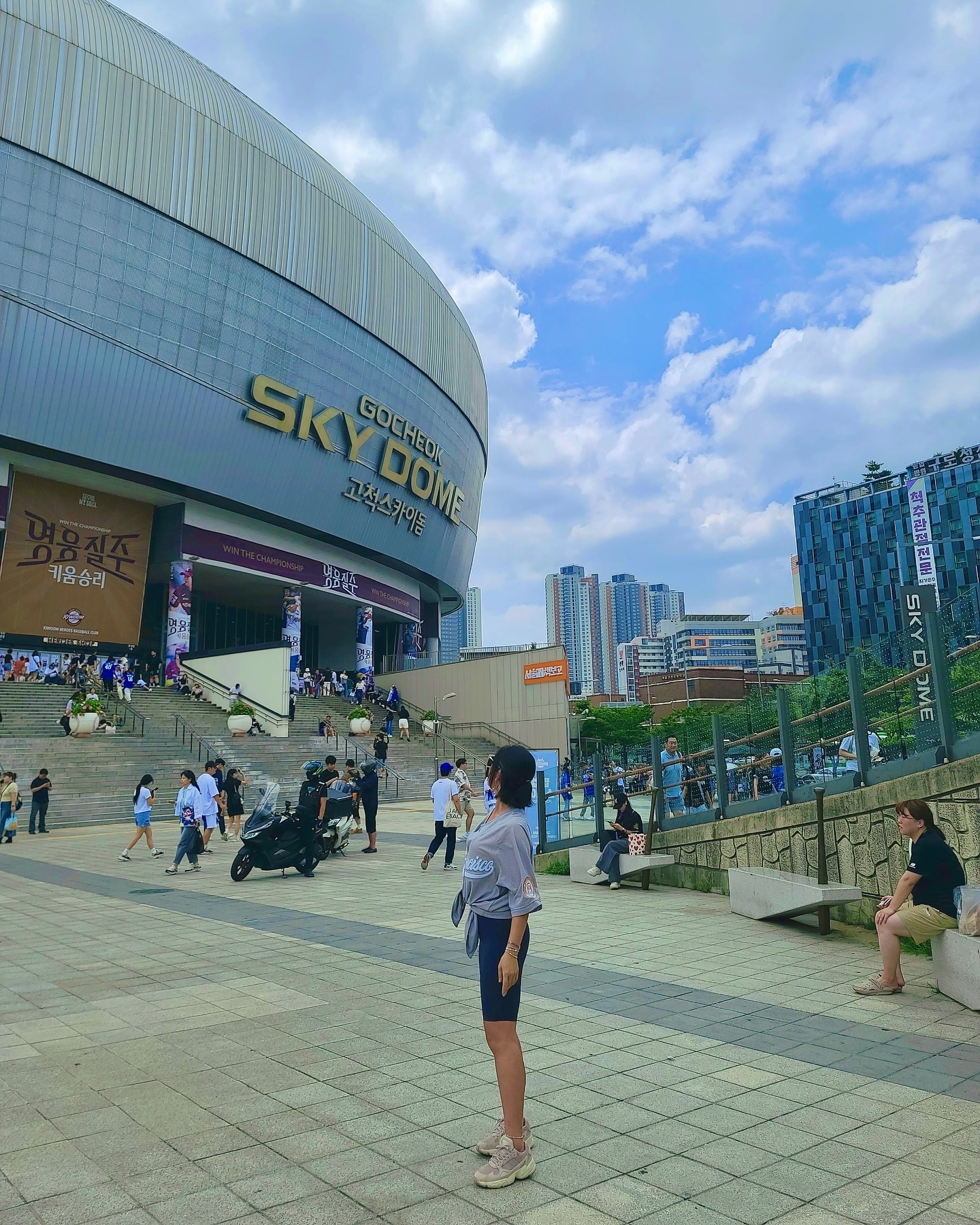 첫 #최강야구직관 
단하나 느낀점은, 더울땐 직관가지 말자🙂✖️저얼대ㅋ
실내 돔경기장이라 방심한 내가 제정신이 아님🤣

그나저나,
방송이 너무 보고싶고 궁금하네? 관중으로 경기만 본 입장으론 선수들끼리는 무슨 이야기를 했을까ㅎㅎ

대학교 졸업하고 진짜 오랜만에 경기장와서 너무 즐겁당ㅎ 왜, 내눈앞에 나타나~박.용.택을 그렇게 외쳤는데😀 엘지 유니폼이 어디있더라 ㅎㅎ

#고척스카이돔 #최강야구몬스터즈 #최강야구2024 #야구직관⚾️ #프로야구