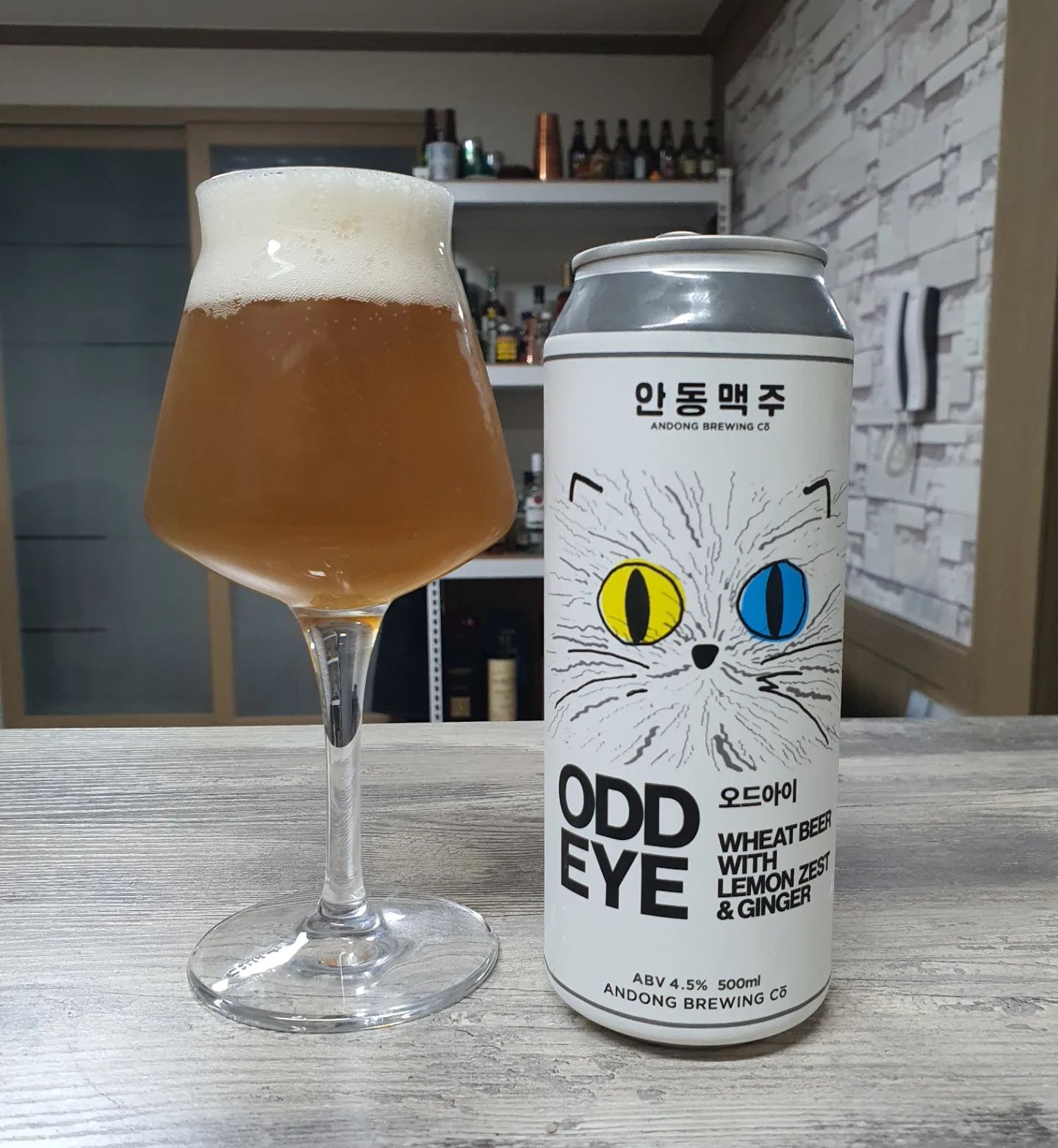 #맥주 #간단리뷰 88 #그날그느낌 
#오드아이 #OddEye #안동브루어리 #andongbrewing 
가격 4캔 25000원? (축제 현장구매)
타입 : 벨지안 윗비어
도수 : 4.5%
IBU : 10
.
#노즈 
어두운 탁한 황금색. 거품 흰색. 유지력 그냥그냥. 설명대로 레몬제스트, 생강향이 먼저다가옴.
#팔레트 
탄산이 약함, 바디약함, 질감도 가벼워서 꿀떡꿀떡 마시기는좋음. 맥아보다는 다른 단맛이 좀느껴지는데 끈적거리지는 않음
#피니쉬 
깔끔하게 마무리됨. 끝맛에 생강스파이시가 옅게 느껴짐
.
생각보다 엄청 재밌고 맛나게 마셨다. 그냥 비스무리한 느낌이라 생각했는데 생강과 레몬제스트향의 조화가 좋았다. 그사이에 단맛이 잡아주는 느낌이라 밸런스도 좋았다. 지역 농산물을 활용했다는 점이 좋았다.
.
#한마디 
좋은 취지로 많은 지역재료를 사용한 양조가 생겼으면 생각한 맥주.
.
.
.
.
#beer #craftbeer #drinks #ale #lager 
#수제맥주 #크래프트비어 #비어라이프 #맥린이 #편의점맥주 #와앤모 #바틀샵 #맥주리뷰 
#조주기능사 #술스타그램 #일상 #맞팔 #소통 #데일리