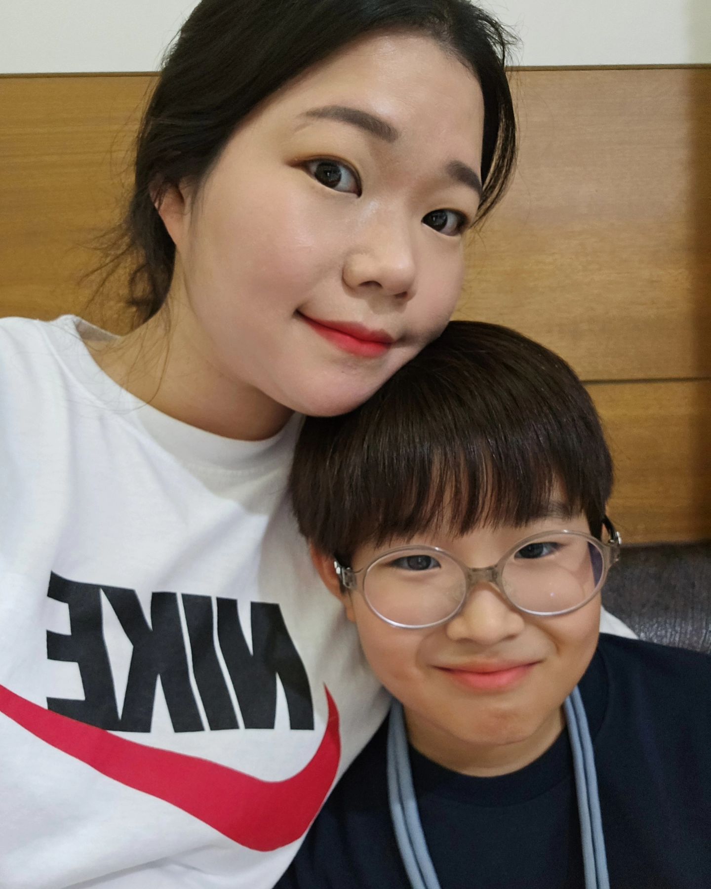 오랜만에 찍은 누기와의 셀카 ♥️
⠀
아니 근데 저 누기사진 엄청 오랜만이네요 ?
매일 스토리 업로드 해서 몰랐오요...👉🏻👈🏻
⠀
그리고 이렇게 보니 진짜 엄청 큰 우리누기 .ᐟ
어제 만난 친구가 자꾸 애기 애기 해서
이제 애기 아니야_했지만 저한텐 평생 애기인
우래기인데 저도 애기소리 못하겄어요...ㅋㅋㅋ
⠀
⠀
언제 10살 됐나 언제 이렇게 컸나 했는데
이거 누기 20살 되면 똑같은 소리하고 있을듯 🤭
⠀
⠀
#할머니만_닮지말고_나도좀닮아줘라ㅋㅋㅋㅋㅋ
⠀