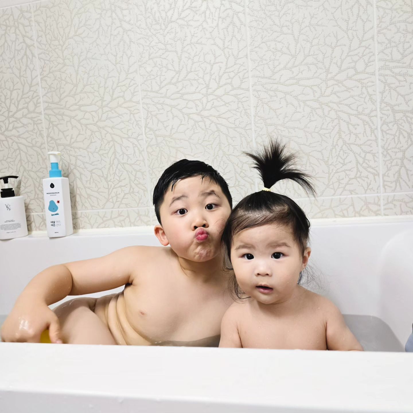 😶‍🌫️
둘이 이제 대화가 되는가?
ㅋㅋㅋ
잘놀아서 다행~

현실은 남주환의 희생이지만 🤭고맙다 아들~

#남매스타그램 #아기목욕 #든든한아들 #예비초등 #10개월아기 #육아스타그램 #jang1829
