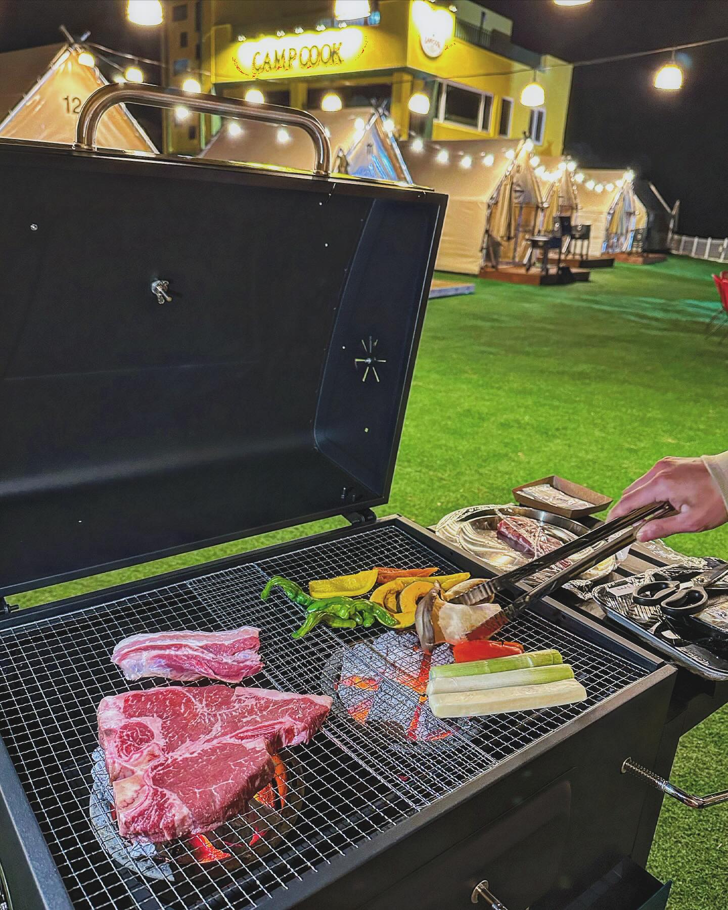 용인에 생긴 갓벽한 캠핑바베큐맛집🫶🏻
📍캠프쿡 용인 campcook_official 
설연휴에 가족끼리 갔다가 반하고 왔어요💛
산좋고 물좋은 곳에 이런곳이 있었다니☺️😍
저수지 바로 앞이라 유명한 낚시터있고 
그래서 특히 물멍뷰, 노을뷰가 기막힌 곳❤️

일단 고기맛잘알 사장님이 직접 공수한
캠핑고기 진리인 삼겹살,목살은 물론이거
무려 포터하우스 스테이크를 그릴에 구워먹을 수 있음!
와 ㅎㅎ직접 숯불에 구워 먹으니 굽기조절에
육즙 쫙쫙해서 안심,등심 넘나 푸짐하게 먹었쥬👍👍
(신선한 포터하우스를 위해 하루 전까지 예약하면
따로 준비해 주신답니다)
각종 채소 소스에 라면,과자,아기들 장난감까지
거의 편의점st로 없는게 없었어요 ㅋㅋ 

캠핑텐트가 총 15개! 엄청 넓은 부지에
텐트마다 그릴과 천막 , 난방시설까지 풀옵션이라 
진짜 캠핑 온 느낌 낭낭해서 엄청 핫해질 듯여!!
아이들 모래놀이터도 있어서 근교 가족나들이에 딱!

연휴에 왔다고 음료도 써비스 주시고 스윗한 사장님😃
🌟방문할 때 인스타에 피드 올리면 음료나 아아가 무료래용🌟

캠핑장비 안챙기고 캠핑 같이 갈사람 소환@@@@

.

.

.

.

#해바_용인 #캠프쿡 #campcook #camping #용인맛집 #캠핑 #캠핑바베큐 #캠핑고기 #처인구맛집 #근교나들이 #용인데이트 #용인회식 #캠핑요리 #삼겹살맛집 #용인고기집