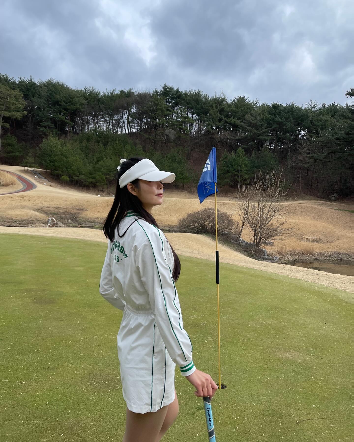 푸릇푸릇한 잔디는 없었지만 
화이트 그린옷입고 기분내기💚
일상복으로 입어도 이쁜 몽버디골프⛳️

꽃을 형상화한 시즈널 로고 아트웍과 함께 형형색색의 선명한 컬러를 입힌 이번 몽버디의 봄 신상을 만나보세요🌼

mon_birdie_golf #몽버디
#몽버디골프 #골프웨어추천
#monbirdie #여성골프웨어