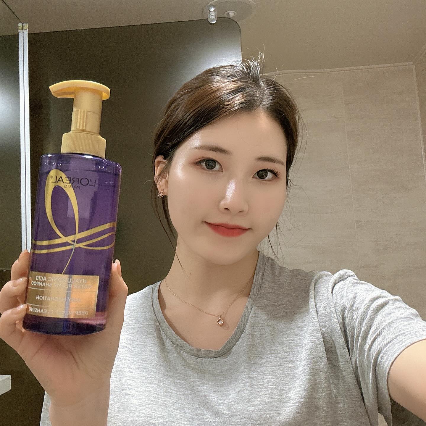 #협찬 lorealparis 
제품명: 로레알파리 히알루론산 두피 샴푸 판매처: 올리브영 등

두피도 피부처럼 섬세하게, 스킨케어의 시작은 바로 두피케어라는거 아시죠? 두피도 우리 얼굴 피부처럼 섬세하고 소중하게 다루어 줘야하므로, 섬세한 관리와 꼼꼼히 비교한 샴푸 선택이 필수입니다!

저분자 히알루론산이 모발의 뿌리부터 끝까지 수분감을 채워주는 동시에 AHA+OCT 두피 케어 포뮬라가 함유되어 두피모공의 노폐물과 피지를 제거해줍니다.

모두들 편안한 클렌징 되세요 💜
•
•
•
#로레알파리 #히알루론산두피샴푸 #두피스킨케어 #수분에진심 #히알루론산 #두피샴푸 #두피케어 #올리브영샴푸 #올영샴푸 #샴푸추천
