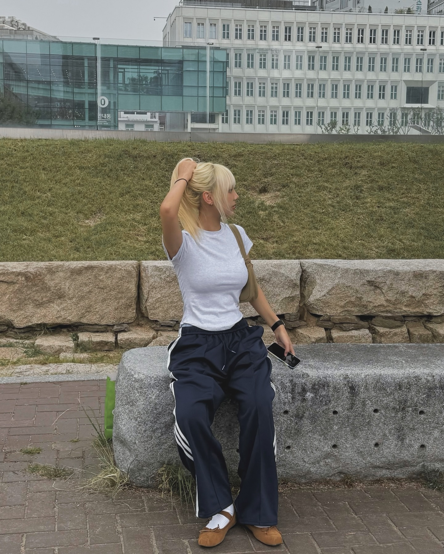 유난히 까매진 이번 여름,, 🥵
머리가 더 밝아보이는 효과;,,

#협찬 #베어파우 #여름샌들 #와이컨셉 #베어파우메리제인 #메리제인 #베어파우오데뜨 

- 카우 스웨이드를 사용한 베이직한 스타일의 메리제인
- 풋베드 안쪽에 스펀지를 추가하여 탄성 및 복원력 강화
- 인솔 아래 EVA 창을 덧대어 기존 시즌보다 착화감 개선