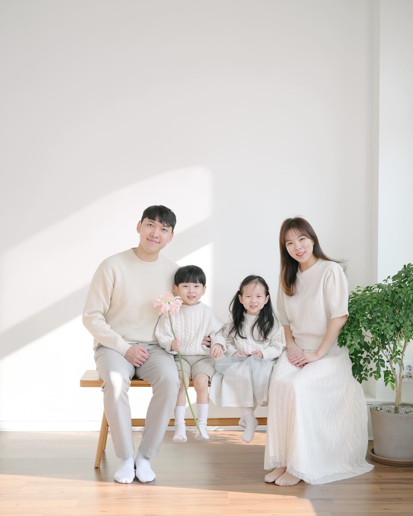 매년 결혼기념일마다 꼭 거쳐가는 가족사진👰🏼‍♀️🤍🤵🏻
기린달이 어린이가 되면서 이제 제법 가족같은 사진이 완성되는 5주년 가족사진🖤

사진찍으면서 너무끼부리는 엄다을^^^^^^^^^^^^^

매년 1월 26일, 
올해도 여전히 항상 아빠와 작가님은 지친다고 한닼ㅋㅋㅋㅋㅋㅋㅋㅋㅋㅋㅋㅋㅋㅋㅋㅋㅋㅋㅋㅋ
그래두 매년 가족사진을 이쁘게 완성시켜주시는 작가님 감사해요:-)

봄,1299스튜디오 spring1299studio