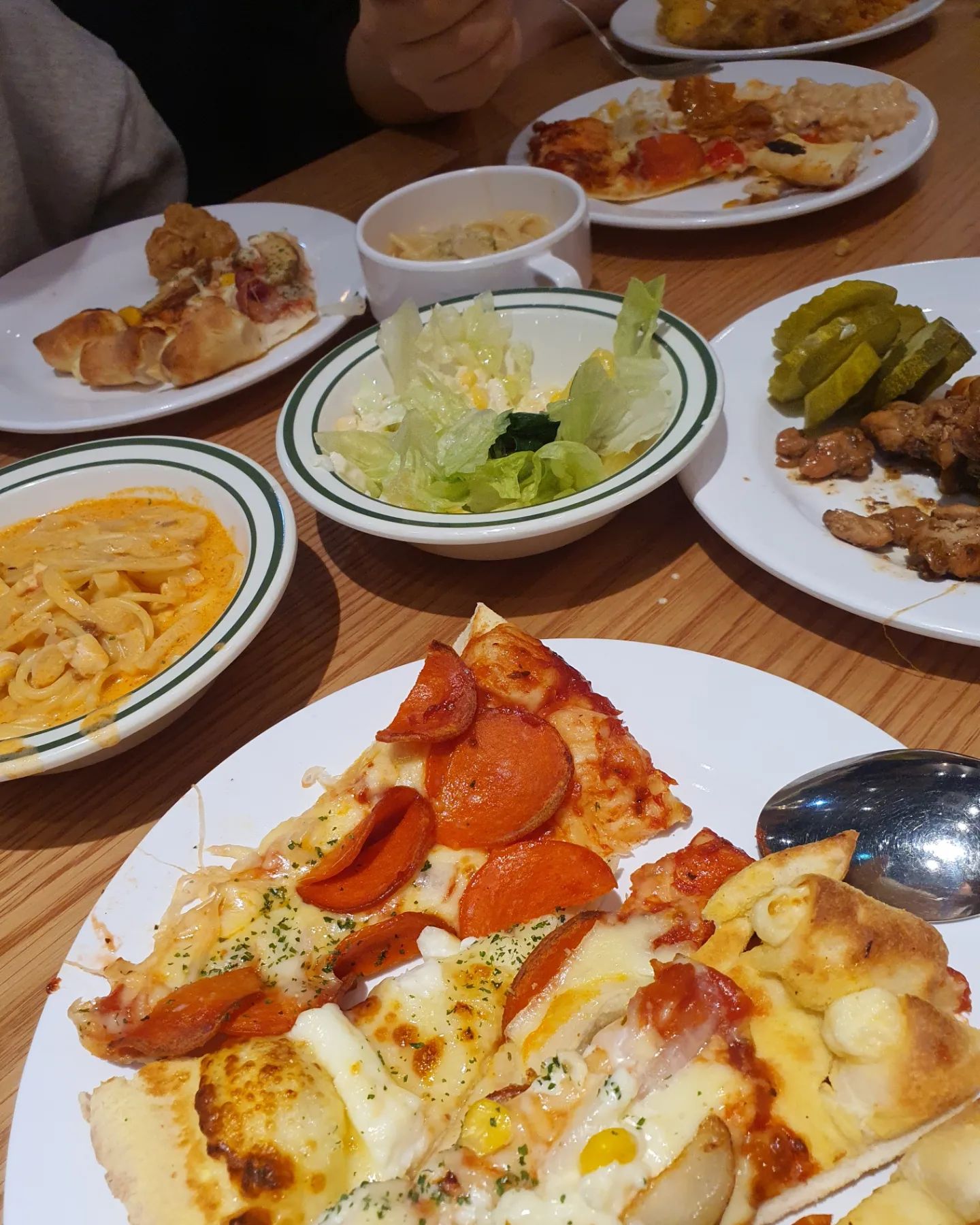 우리가족 외식장소 !!!!
페페로니 맛있었다~~~마무리 후식까지 빠질수 없었다!!!!

#피자몰챌린지 #피자몰 #가족외식