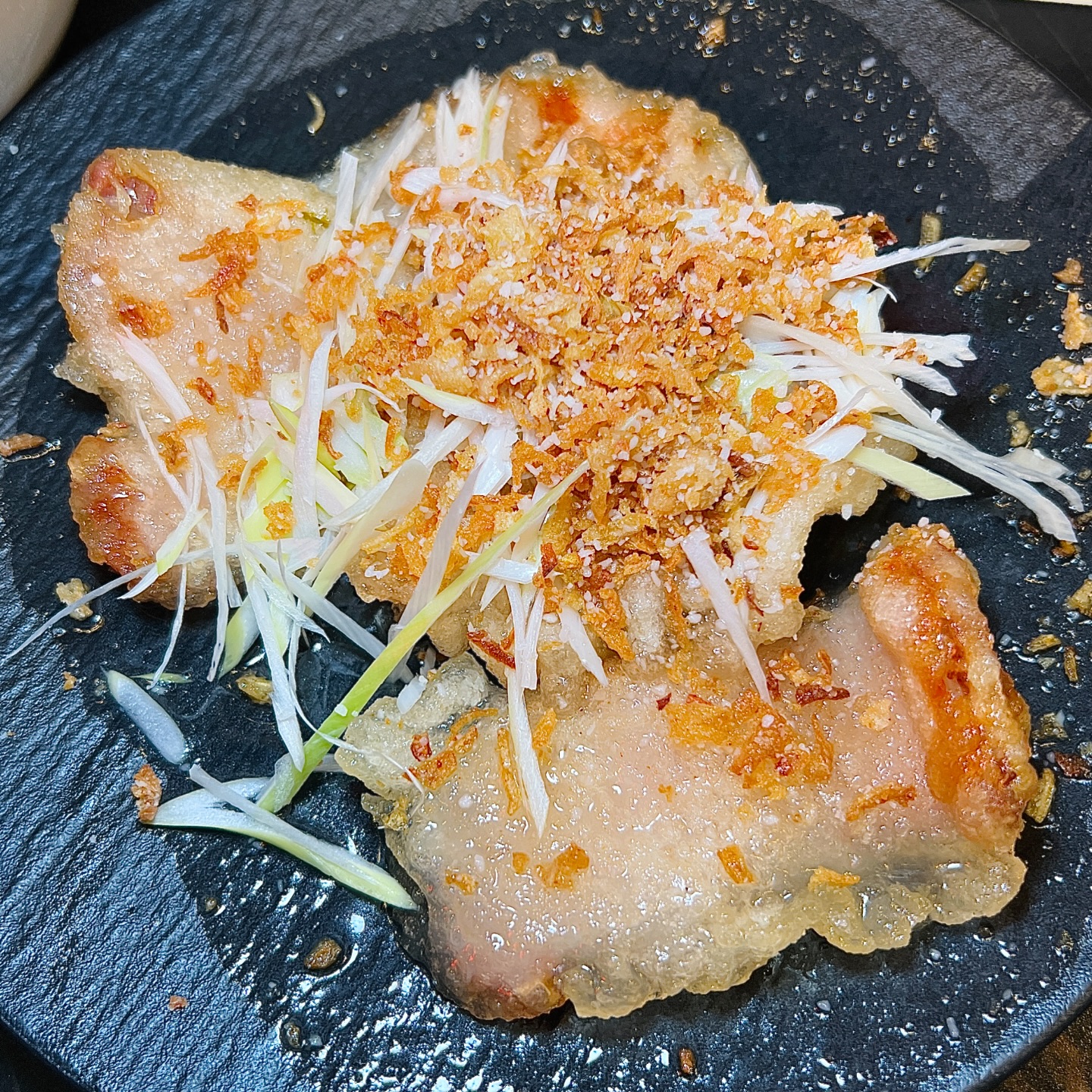 중화요리 4대문파 신류 용산점 다녀왔습니다.

4대문파는 이연복, 적길림, 여경래, 유방녕 쉐프님을
칭하는 이름인데요. 그 중 유방녕 쉐프님의 가게인
신류 방문했습니다!

넷플릭스 짜장면랩소디에도 나온 집이라고 해요.
일단 청양고추가 올라간 신류 시그니처 짜장면은
유니짜장 같은 느낌에 청양고추의 맵칼한 맛이
일품이었습니다!

삼선짬뽕은 해물가득, 깔끔한 국물맛.
꿔바로우는 겉바속쫀의 정석,
멘보샤!! 꼭 드셔보세요.
기름에 튀긴게 맞나 싶을 정도로
안느끼하고 맛있습니다. 

ㅡㅡㅡㅡㅡㅡㅡㅡㅡㅡㅡㅡ

📍[서울 용산] 신류 용산점
​
🕚영업시간
매일 11:00-22:00
(평일만 B.T. 15:00-17:00)
​
💲주문
신류짜장면 11,000원
삼선짬뽕 16,000원
꿔바로우 R 30,000원

#신용산맛집 #신용산중식집 #용산맛집
#아모래퍼시픽맛집 #짜장면랩소디 
​