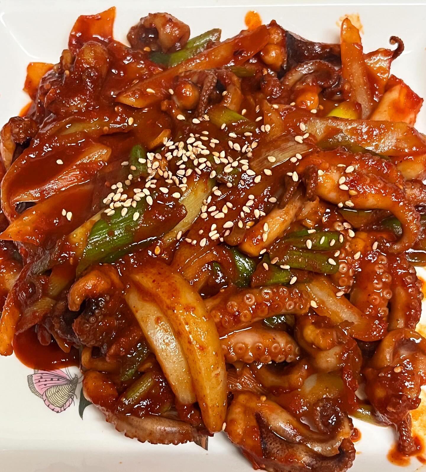 #협찬 업체로부터 제공받은 제품입니다

🐽 노메푸드 쭈꾸미볶음 밀키트

매콤한 불맛나는 쭈꾸미볶음을 밀키트로 먹어봤어요! 프리미엄 등급의 태국산 원물만을 사용해서 사이즈가 크고 탱글탱글한데다가, 해썹 인증으로 믿고 먹을 수 있어요 👍 
번거로움 없이 뚝딱 완성되는 불쭈꾸미볶음! 집에서 혼자 간단한 한끼로도, 여행용으로도 간편해서 최고에용 ~ 

#노메푸드 #노메메로구이 #약수동쭈구미 #노메쭈꾸미 #노메메로 #불쭈꾸미 #쭈꾸미볶음양념 #주꾸미 #쭈꾸미볶음 #쭈꾸미밀키트 #주꾸미볶음 #쭈꾸미볶음만들기 #매운쭈꾸미볶음 #쭈꾸미볶음밀키트 #양념쭈꾸미 #밀키트추천 #간편식