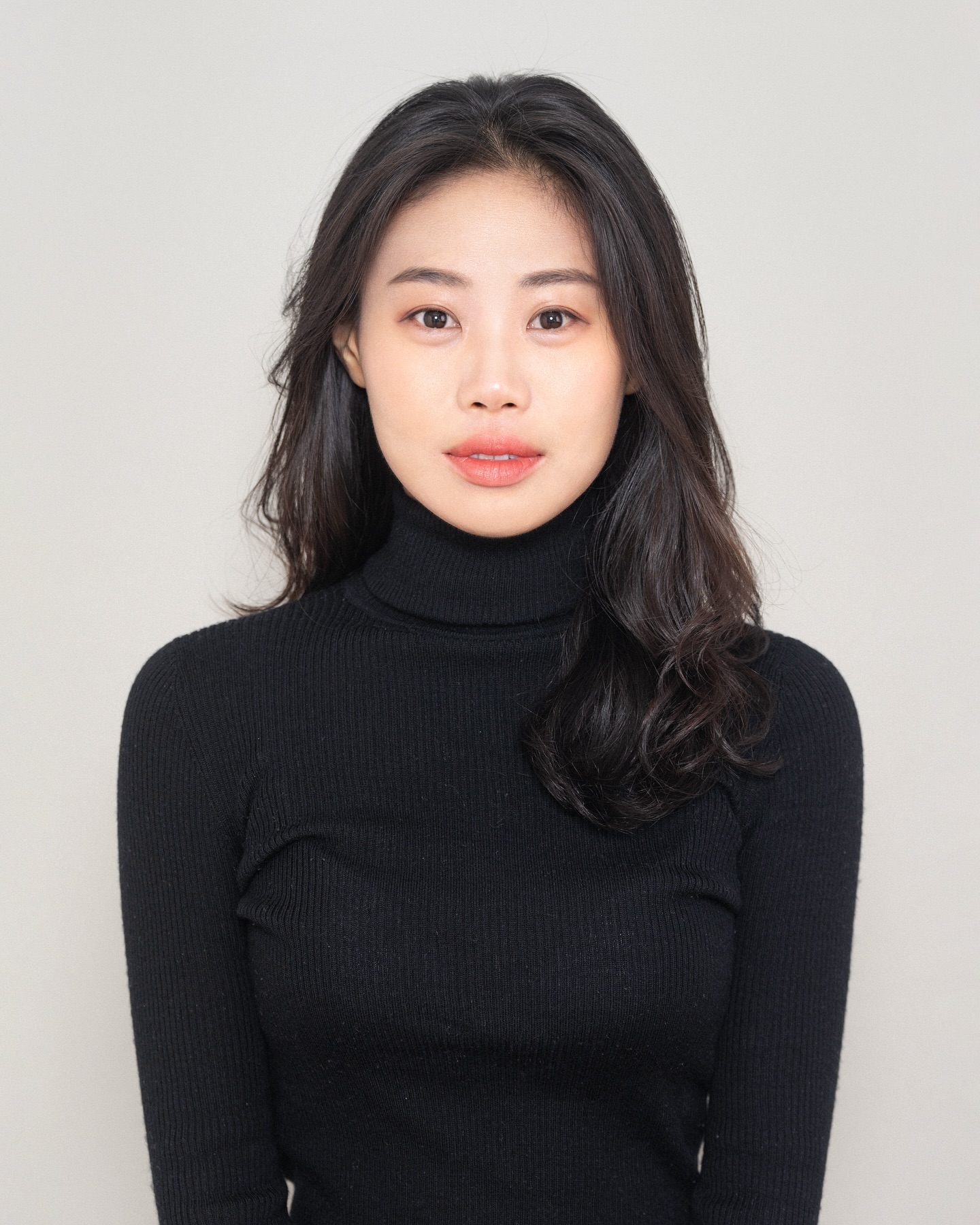 #증사추천 

머리기르고 분위기가 많이 바껴서
새로 찍게된 증명사진 대성공!🫶🏻🫶🏻
 
반평생 웜톤인줄 알고 살았는데
보면볼수록 나 쿨톤인간이었네....🧏🏻‍♀️💖

 
📸 스튜디오피치 첨단점_ studio__peachy 
👧🏻 향작가님_ peachy_hyang