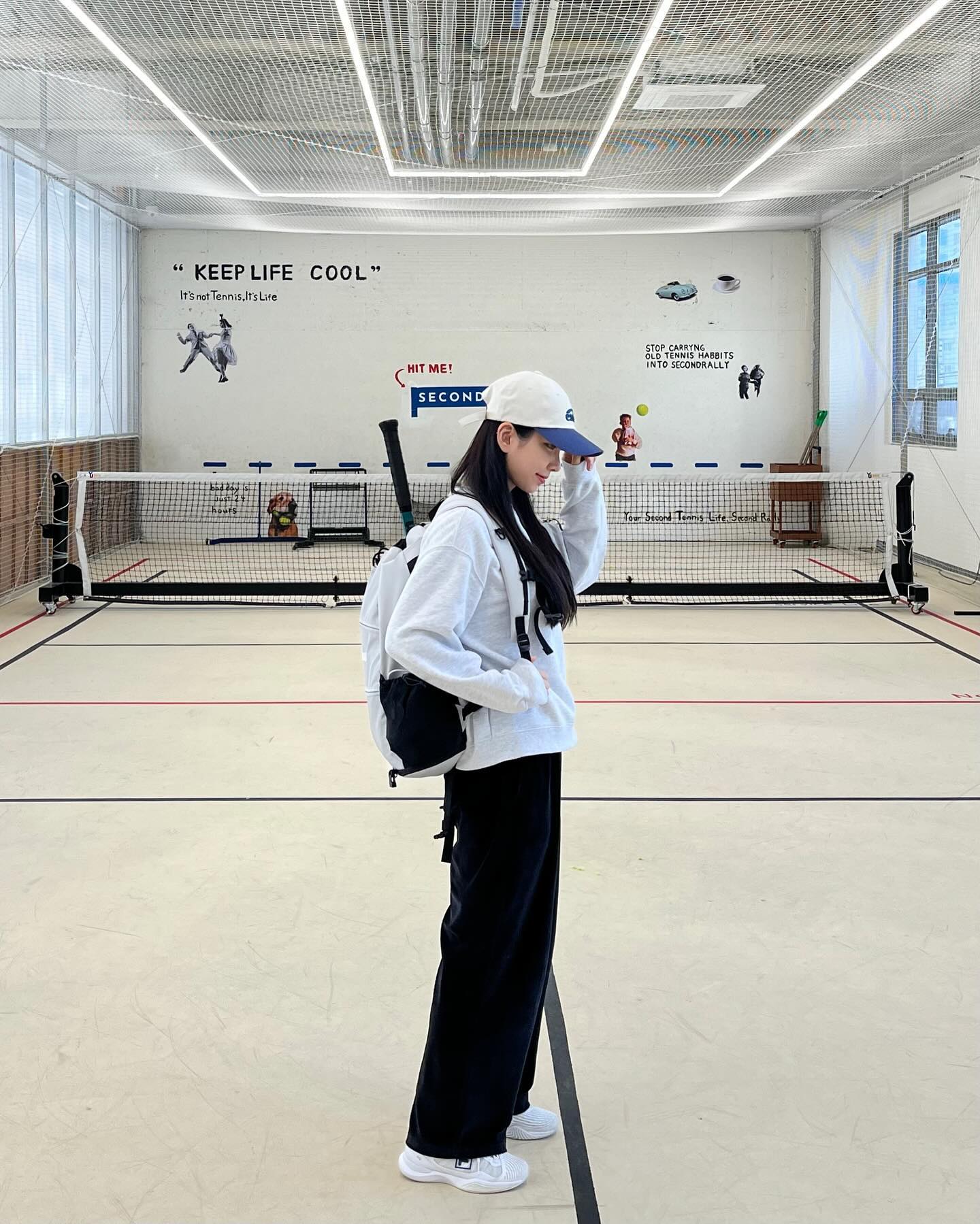설날에 할머니 뵙고 떡국먹고
무인 테니스장에 끝나고 카페까지
이번 연휴 넘 알차게 즐겼다🥐🤎

이 모든 여정을 함께한 윌슨 신상 스트링 백팩🙌🏻
갈아입을 여벌 옷, 화장품, 고데기, 테니스화 다 넣었는데도
가방 양옆 주머니까지 있어서 수납력 걱정없는게 너무 좋아…🫶🏻
라켓 두개도 들어간다구요 ><

테니스 안칠때도 코트나 점퍼에 휘뚜루마뚜루 걸치기 너무 좋아서 요즘 제 데일리 가방이에요!
검정색도 있는건 안비밀😗

#윌슨 #테니스가방 #드로우스트링백팩
#wilson #teamwilson #bladev9 
#테니스가방추천 #테니스하지영