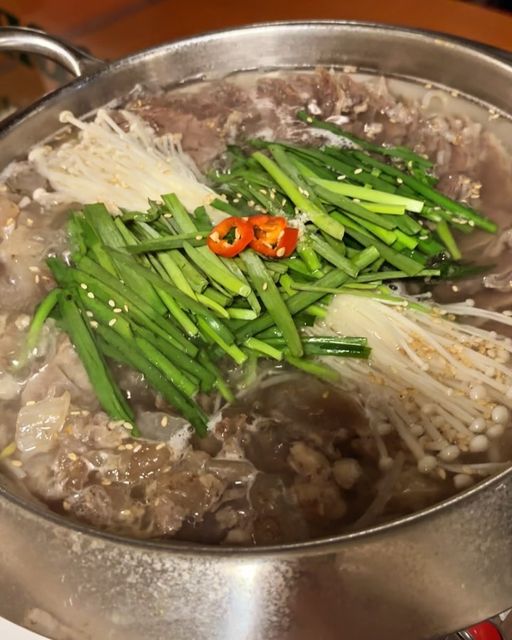 소슐랭 가이드🫶🏻 on Instagram: "#광고 스지전골이 왕 맛있는 이 곳ㅇㅅㅇ 완전 담백한 고깃국물입니당 한음 뚝섬 본점도 있는데 2호점을 새로 내셨어요! 스지가 도가니인거는 다들 아시죠?!