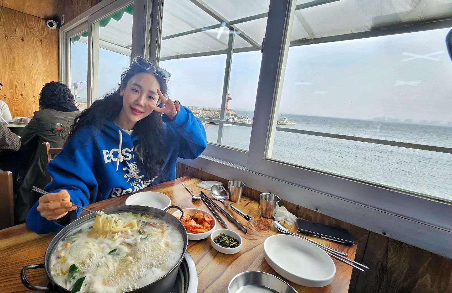 씻지도 않고 칼국수를 먹었지만
머리가 산발이라 앞사람이 이상하게 쳐다봤지만
너무좋다
이게 #노지차박 바이브 ㅋㅋ