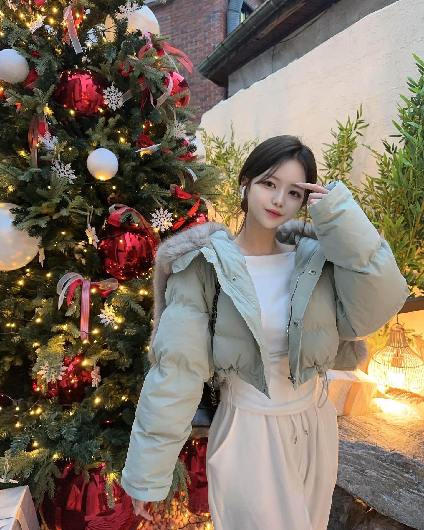 귀염따뜻 토끼패딩 10장 꽉꽉 채워서..🫶🏻
그나저나 트리 앞에서 급하게 찍느라 에어팟도 안 빼고 찍었네..ㅎ