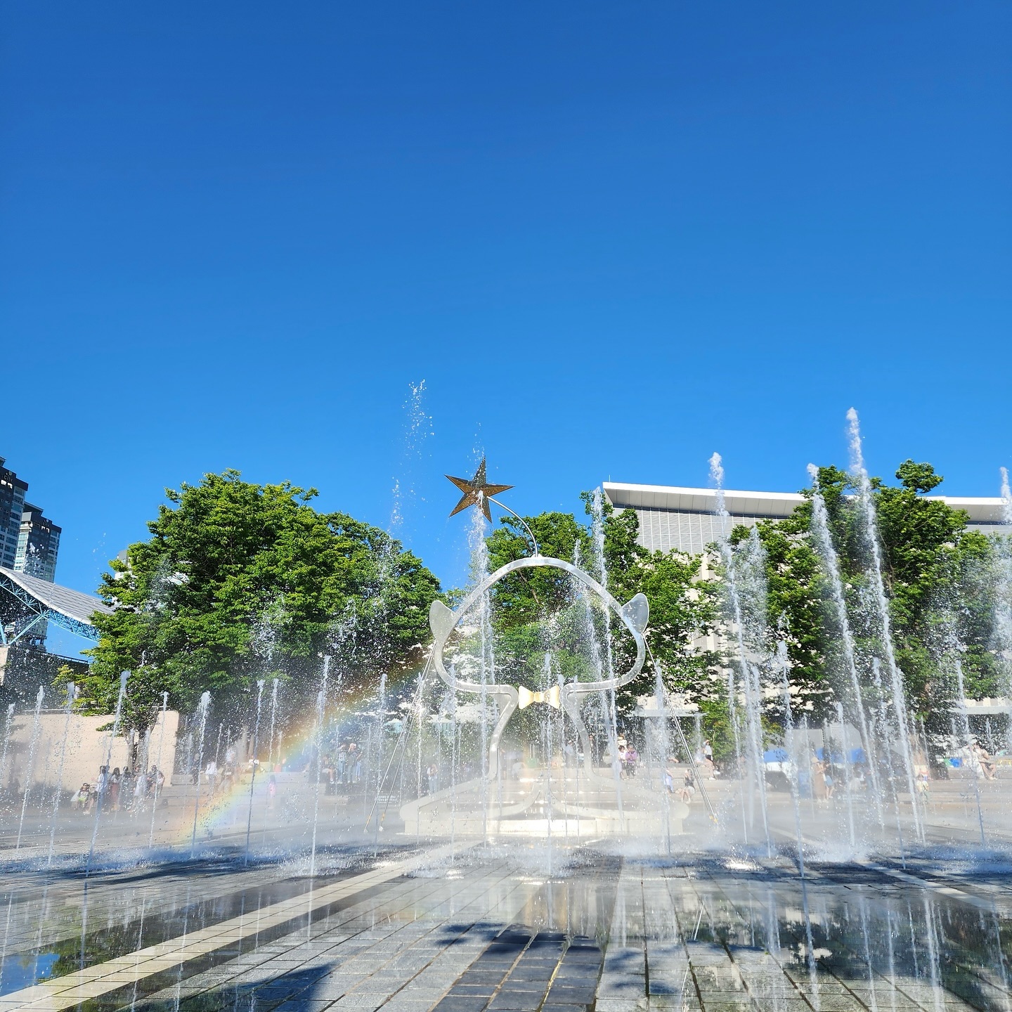 대전 엑스포 한빛탑 음악분수⛲️

화요일부터 일요일까지 매일 오후 3시부터
거의 매시간마다 하는 음악 분수💫
날씨 좋은 날 구경 가서 힐링하고 오면 좋음🤭
⠀⠀⠀