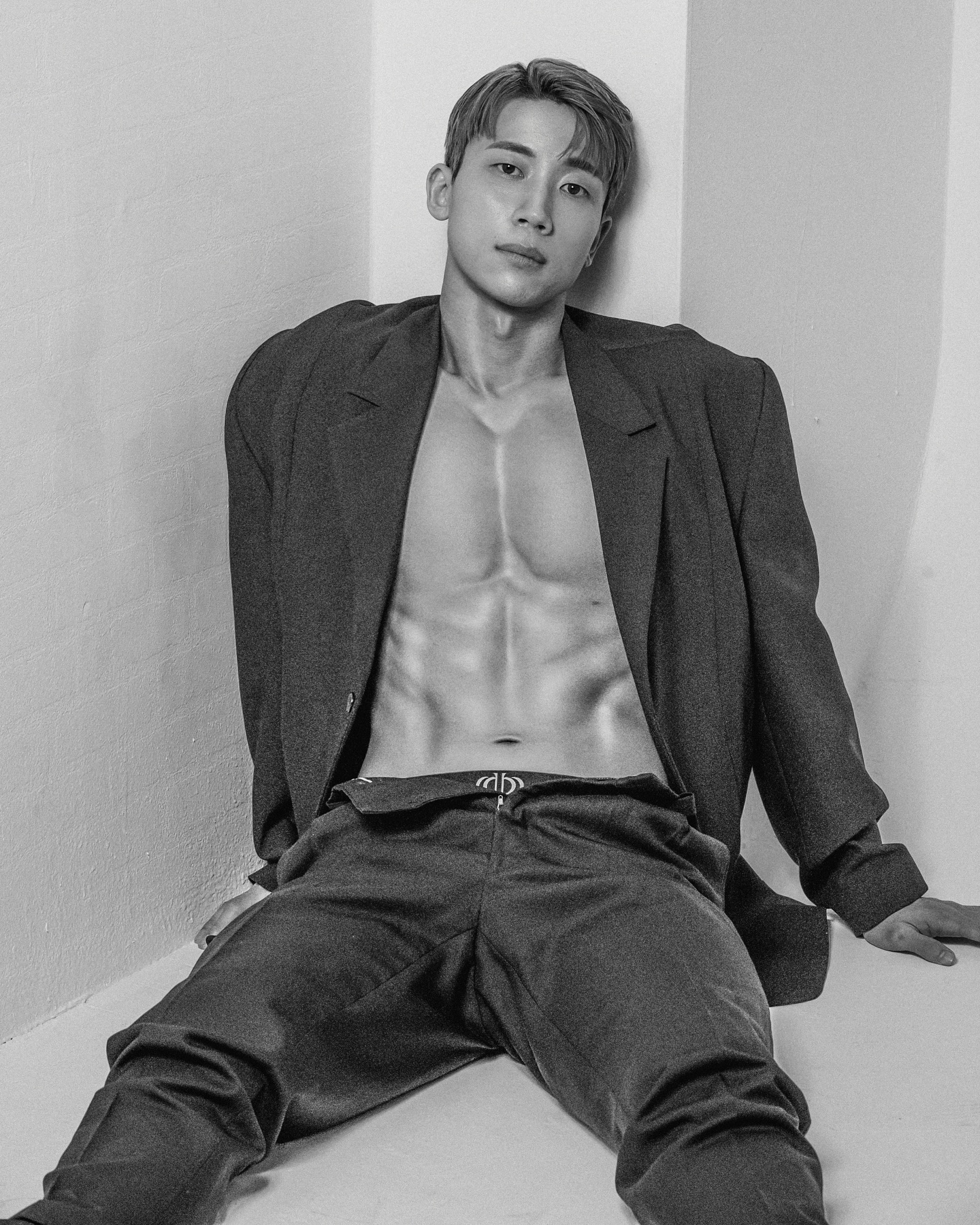 씻을때마다 찬물 샤워 이주째

❣️장점
- 나쁜 생각할 때마다 찬물 샤워 하러가니깐 안하게됨
- 내 일 안하려고 할 때마다 찬물 샤워 하러가니깐 하게됨
- 게으름에서 벗어나려고 채찍질 직방

❣️단점
- 겨울이 더 추워질수록 미칠거같음
- 이걸 언제까지 해야지 불안감에 삼
- 매번 고통과 마주친다는 공포에 삼
- 머리가 얼면서 머릿결이 맛탱이 감
- 씻을때 마다 큰결심을 하고 씻게됨

찬물샤워... 아놔 지금도 무섭다