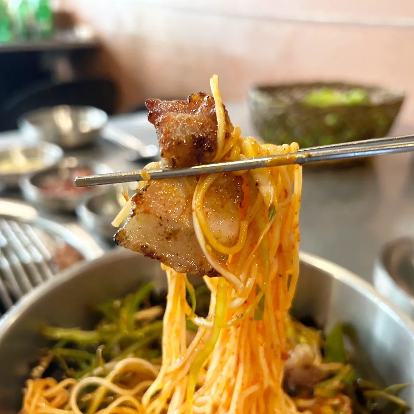 #방학엔역시 🥩🥩🥩

고기는 언제 먹어도 맛있지

아이들 방학동안 여행중
배도 고프고 검색하다 발견
고기 좋아하는 우리집 사람들ㅎㅎ

알고보니 이 공 사장님
고기에 진심!!ㅡ
진정한 흑돼지맛집을 위해
본고장 제주도 흑돼지집을 여러
다니며 직접 일하며 여러가지 노하우를👍

사장님,직원분이 직접 고기 구워주어요
더운데 고기 구워주니 세상 편하다

역시 맛집은 티가 난다며
웨이팅 있을수 있어요🤭

직접 제주를 건너가지 않아도
온거마냥 흑돼지 맛을 느낄수 있어요

경기시흥시 거북섬1길 4101호(정왕동)
매일 11시 30~23시(22시 라스트오더)
화요일 휴무
0507.1411.3382

#배곧맛집추천#배곧고깃집#배곧흑돼지맛집#배곧고기맛집
##배곧신도시맛집추전##배곧회식#배곧획식징소
#시흥프리미엄아울렛맛집#시흥정왕동맛집#시흥배곧동맛집#배곧삼겹살#배곧점심맛집#신시아맛집#시흥거북선맛집
#배곧배집#통뼈갈비#오이도역맛집#뼈갈비#뼈삼겹
#돼지꼬리
