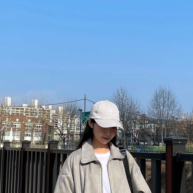 람이 on Instagram: "#광고 @1rony9orno_official 아이러니포르노(IRONYPORNO)의 ‘크루얼티프리 알파 스웨이드 자켓‘ 동물성 원료를 사용하지 않은 비건 스웨이드 소재의 루즈 & 오버핏 실루엣