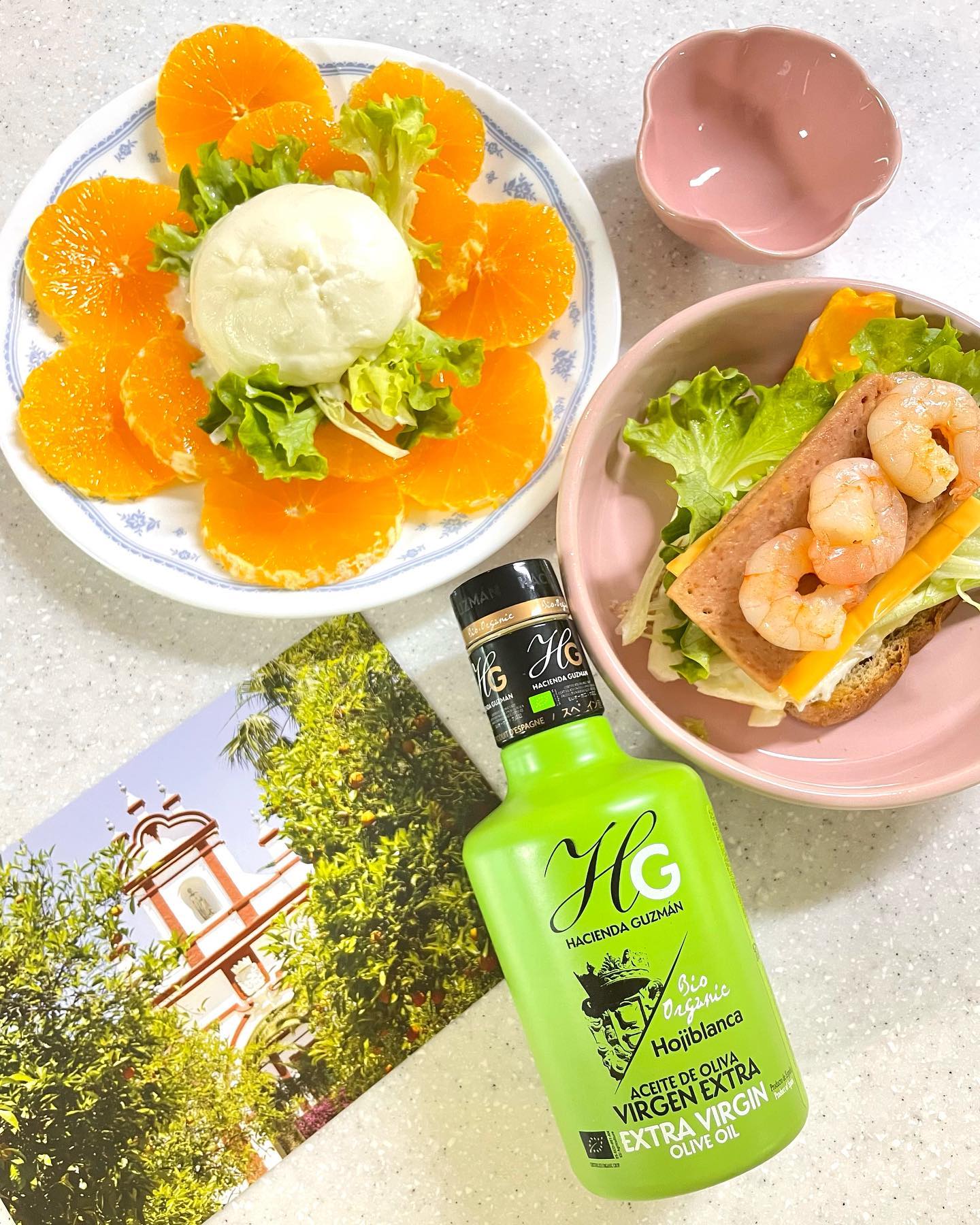 #협찬 
싱그러운 맛 가득한 올리브오일🍃
.
상큼한 올리브를 입안 가득 넣고 
캉하고 깨물어 먹는 맛이 나요💚
이렇게 싱그러운 맛 나는 올리브오일은
첨 봐요🥹 눙물🫶🏻
.
귀한 품종 올리브오일을 손으로 직접
수확해서 냉압착까지 5시간 이내로 
이루어져서인지 올리브의 신선함과
싱그러움이 그대로 느껴지더라구요!
최대 0.2 산도의 냉압착 엑스트라버진으로
건강까지 같이 챙기세요👩‍🍳
.
.
.
✔️한라봉귤샐러드 / 레시피 올리브유 2T, 소금, 후추 조금씩 브런치나 와인안주로도 좋아요🫶🏻(치즈는 취향껏 추가하세요)
✔️유럽 인증 유기농 올리브오일
✔️스페인 완제품
✔️2024 햇 올리브로 풍푸한 풍미
✔️덜 익은 채로 수확되는 오히블랑카로 만든 초록병 오일, 풋사과향과 목초의 녹색 향기를 느낄 수 있어요
.
.
#햇올리브 #엑스트라버진올리브오일 #하시엔다구즈만 #유기농올리브오일 #헬스베버리지