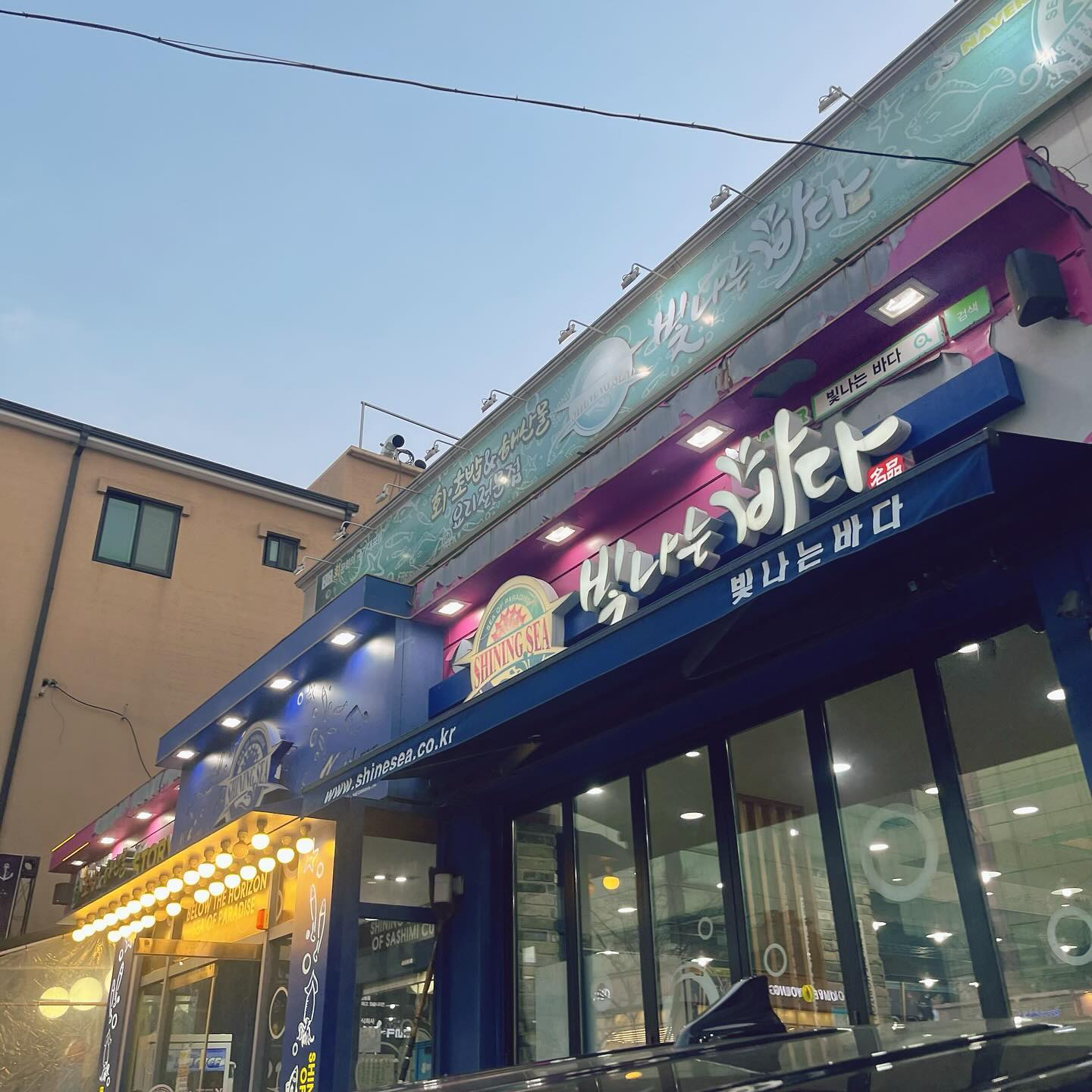 #협찬 

가짓수만 채운 그냥 찬들이 아니라 
정말 하나하나 다 맛있고 , 퀄리티 좋은 반찬들이 나와서 
너무 만족스러웠던 충주 횟집 < 빛나는바다 >
우럭회 중짜리를 여자셋이서 클리어 ,역시 회좋아하는 사람들 👍🧡
회를 딱 보자마자 신선함이 느껴지고 도톰하게 썰어낸 횟감비주얼도
최고였다 🫣
쫄깃쫄깃하면서도 부드러운 회가 너무 맛있었다 
횟집의 마무리는 역시 칼칼한 매운탕
육수가 깔끔해서 엄청 자극적이지 않고
그야말로 공기밥 하나정도는 거뜬하게 먹을수 있었다 
다양한 회종류와 곁들여먹는 메뉴들도 구성이좋다 
신선한 해산물과 회가 맛있는곳 
충주횟집<빛나는바다> 추천드립니다 :)❤️

😎위치 : 충북 충주시 갱고개로 137
⏰영업시간 : 매일 11:30 ~ 새벽 02:00 
📥매장 전화번호 : 043-854-3389

#충주맛집 #충주빛나는바다 #충주횟집 #충주배달횟집 #충주포장횟집 #충주야식 #충주배달음식 
#충주포장음식 #충주배달맛집 #충주연수동맛집 #충주신연수동맛집 #빛나는바다충주연수점 #충주바다회 
#충주물회맛집 #충주배달횟집 #충주체험단 #체험단 #인스타체험단 #어스푼