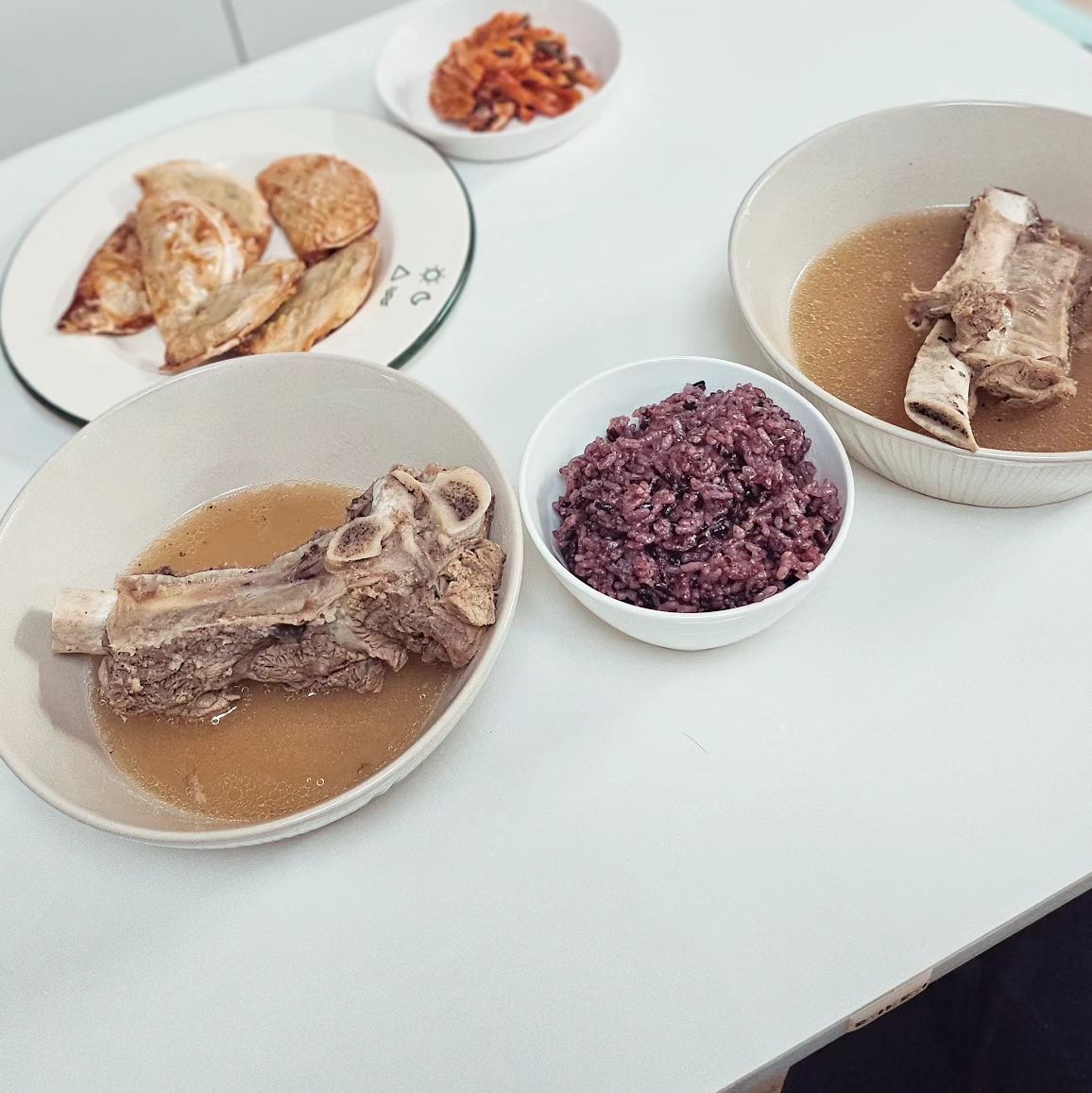 × #협찬 
캠핑장 가서 먹으려고 아껴두다
못참고 뜯어버린 갈비탕.🥩

갈빗대가 통째로 들어있는 갈비탕 밀키트 ✔️글라이드 왕갈비탕

갈비와 양지 육수의 황금비율 블랜딩 🫶
수삼으로 고기잡내 없이 깊고 진한 갈비탕 

누적 후기 1만5천개 인증 ‼️
입소문 난 갈비탕 맛집 

거짓말 안치고 국그릇에 안 담겨서 백슥먹을때 쓰는 면기 오픈 ㅋㅋ
봉지째로 냄비에 중탕하다 내용물 꺼내서 끓여버렸답니다아 
근래 먹어본 식당, 밀키트 포함 제일 맛있었던 갈비탕 ❤️

왕갈비탕은 중탕으로 조리할 때 가장 맛있습니다

- **해동법**
 - 냉장 해동: 냉장실에서 1~2일 보관하세요.
 - 찬물 해동: 2시간 동안 찬물에 담가 해동하세요.
- **중탕 조리법**
 - 해동된 제품을 끓는 물에 봉지가 ⅔ 잠기도록 세워서 담근 후 10분간 중탕하세요.
 - 냉동 상태 그대로 조리하실 때는 끓는 물에서 20분간 중탕하세요

#글라이드 #왕갈비탕 #글라이드왕갈비탕 #갈비탕맛집
