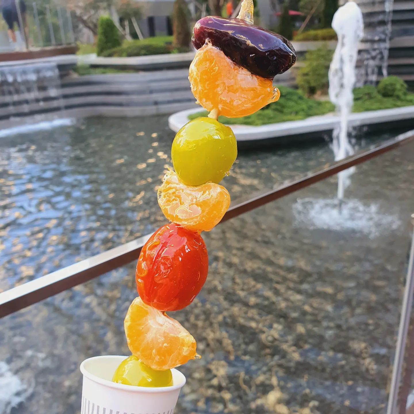 #협찬 #대단한탕후루수원인계점

드디어 나도 먹어본 탕후루🍊🍋🍍

여기저기서 너무 핫하길래 너무 먹어보고 싶었는데 마침 집 근처에 탕후루 전문점 발견 😍

바로 테이크아웃해서 으노파파랑 으노랑 오후 간식으로 먹었는데 상상했던 것 보다 더 맛있어서 깜짝 놀랐음 🤩

탕후루 중독이 왜 생기는지 알 것 같고 당 떨어질 때 마다 생각날 것 같아서 큰일이다 🤨 (회사 근처엔 탕후루파는 곳이 없던데 진짜 큰일.. ㅋㅋㅋ)

남은 탕후루는 지금 와인이랑 먹는 중 🍷
내일 출근이라니....🥲

#수원시청역카페#수원시청역디저트#수원시청역탕후루#수원시청역맛집#인계동카페#인계동맛집#인계동디저트#인계동탕후루#왕가탕후루#대단한탕후루#소자본창업#탕후루창업#탕후루프랜차이즈#탕후루체인점#왕가탕후루창업#대단한탕후루창업#커피창업#소자본커피창업#커피프랜차이즈#탕후루#탕후루맛집#탕후루가게#탕후루가게창업#탕후루만드는법