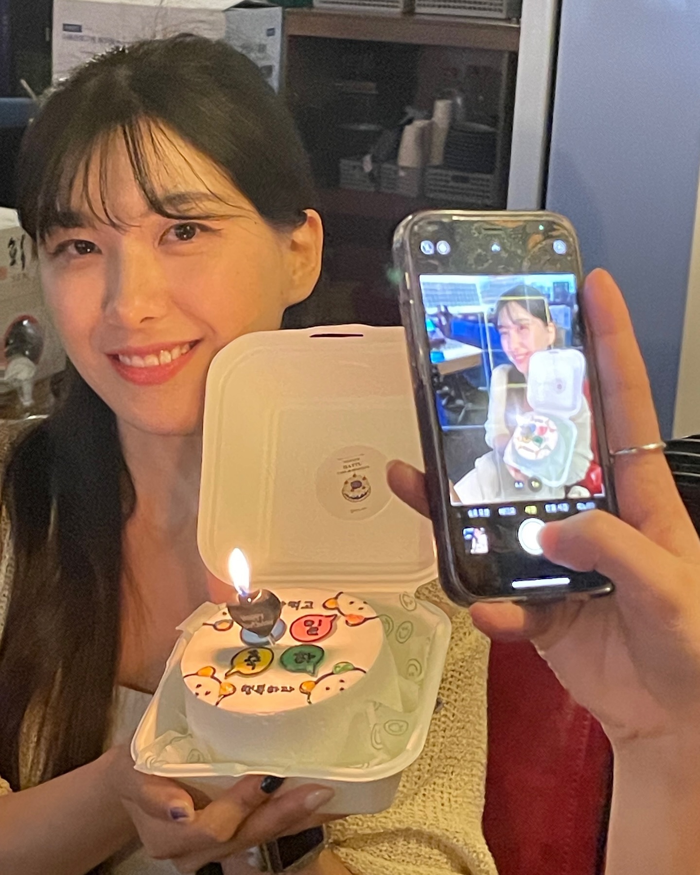 2024.09.21
27th birthday🎂

올해도 과분한 사랑으로 가득 채웠던 생일이었습니다.
시간이 지나고, 나이가 점점 들어갈수록
진정으로 내가 사랑하고, 나를 사랑해주는 내 사람이 누군지
알아가는 것 같습니다.

아쉽다거나, 서운하다는 이야기는 아닙니다.
그저 내 사람들이 누군지 깨달아 기쁠 뿐입니다.

각자 바쁜 삶을 살면서도 시간을 내어 제가 태어난 날을 축하해주고,
생일이라는 날이 더욱 특별해질 수 있도록 예쁜 말을 해주는
그 모든 이들에게 감사하다고 전하고싶습니다.

생일 축하해주신 모든 분들 다들 너무너무 고맙고,
앞으로도 받은 사랑만큼 아니 받은 사랑보다 더 많이
베풀고 섬기는 그런 제가 될게요!!

생일 축하해주신 모든 분들 감사합니다💕

#happybirthdaytome