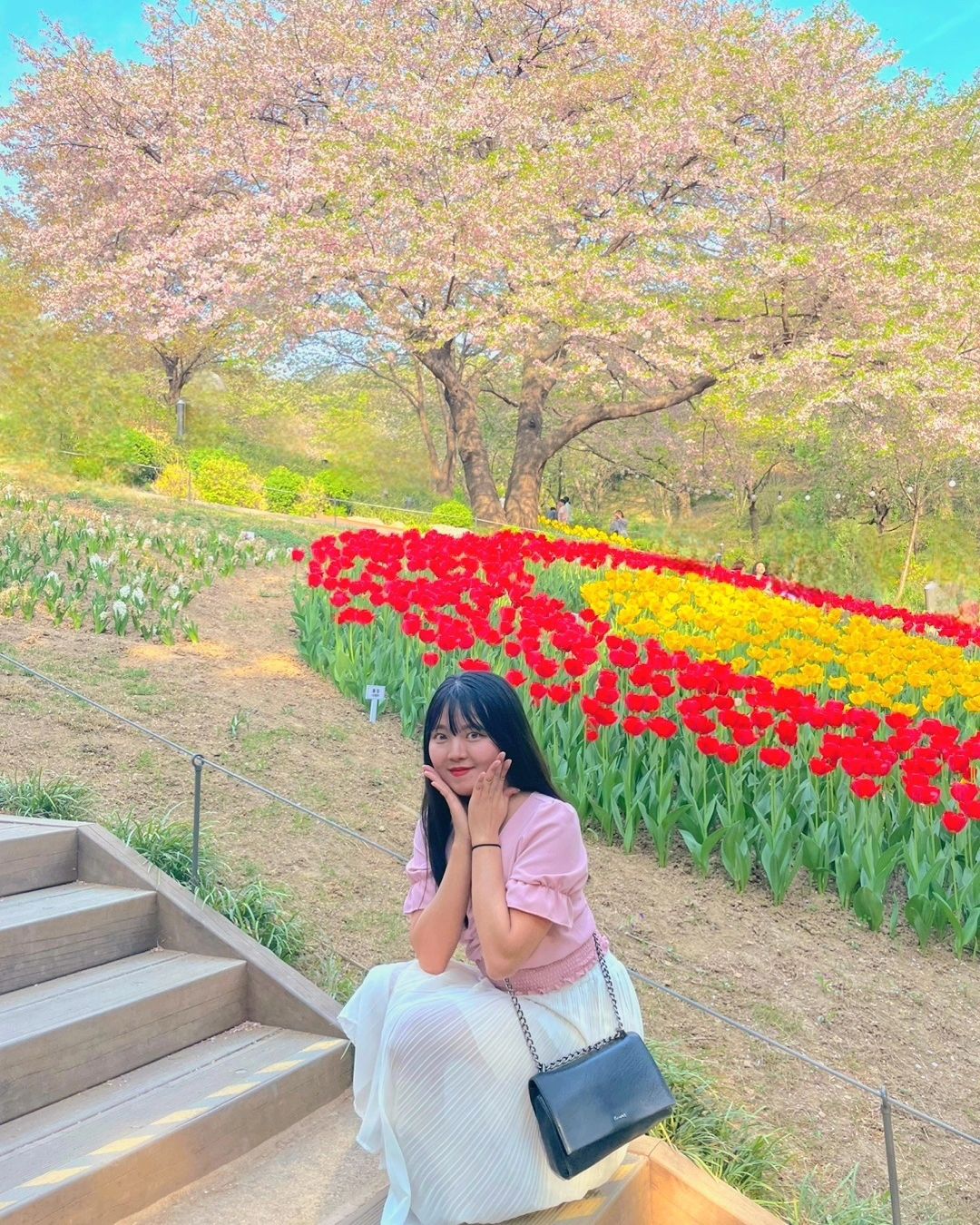 서울 연희 숲속쉼터🌸🌷🌷

튤립과 벚꽃을 함께 볼수있는곳🤭

꽃 좋아하시는 분들이라면 너무 좋아하실것같아요!! 활짝펴있을때 못가서 아쉬움이있지만 활짝 펴있을때도 가보구싶더라구요ㅎㅎ 그래도 예쁜튤립은 활짝많이 펴있어서 아름다웠어요 재방문있는 곳이랍니당🥰