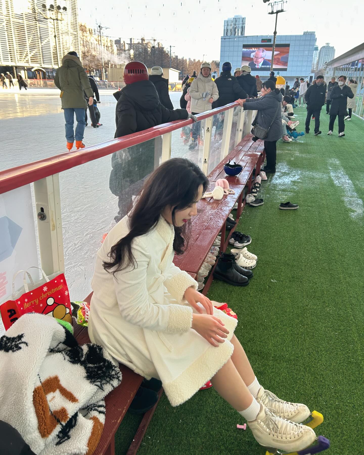 딱 일년만에 스케이트 타고 왔당⛸️
내가 만든 한복과 영하 10도..
멋진 선수화와 그렇지 못한 실력.....

#대전엑스포스케이트