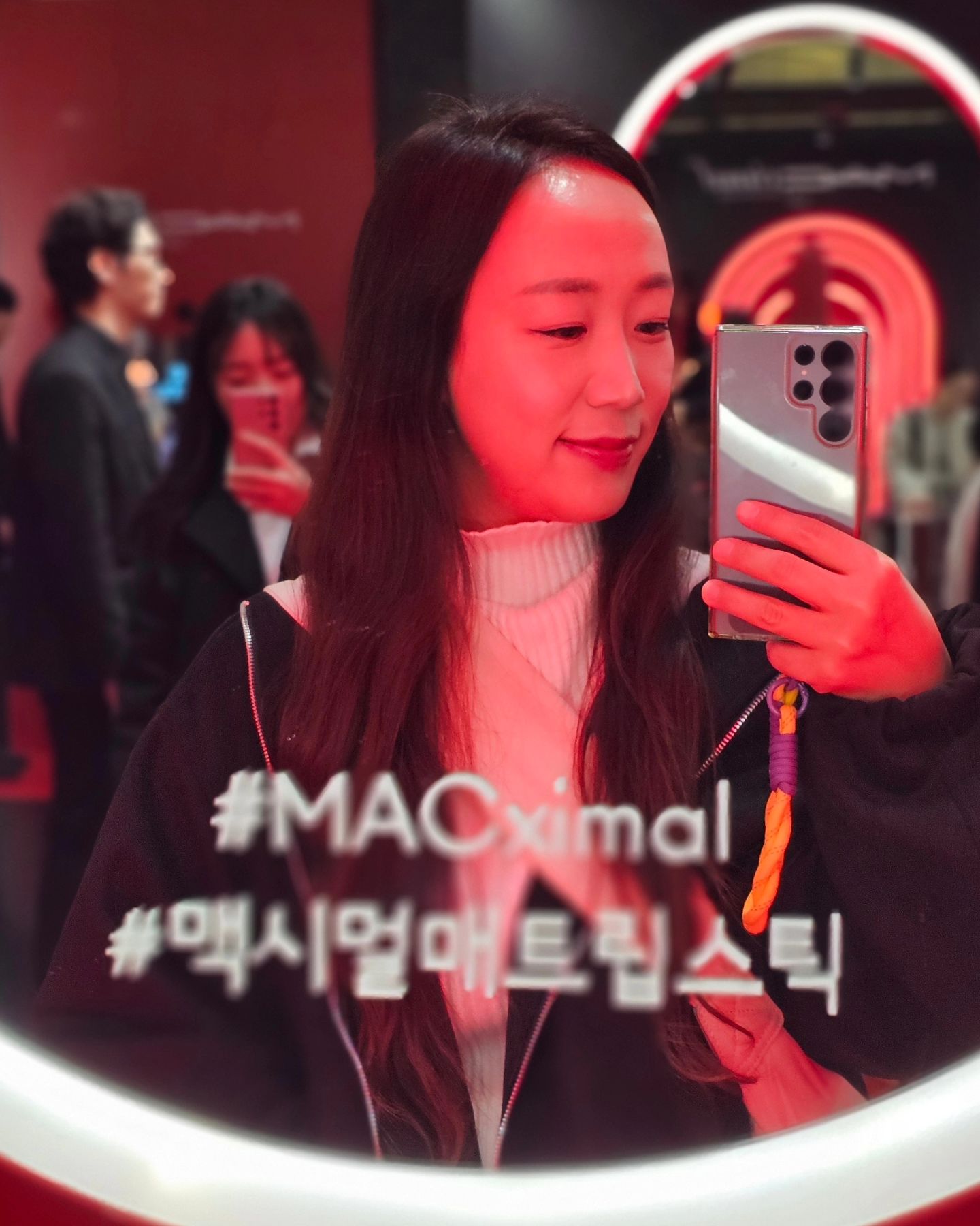 세상 힙한 #레드 와 #블랙 이 모여 있는 것 같았던
#MACximal #맥팝업스토어

모자란 언니 챙겨 다닌다고 고생많은
danielahouse 

덕분에 오늘도 잘 놀았네!!

#뷰티인플루언서 #뷰티쁠양양 #팝업스토어 #롯데월드몰MAC #MAC팝업스토어 #maccosmetics #매트립스틱