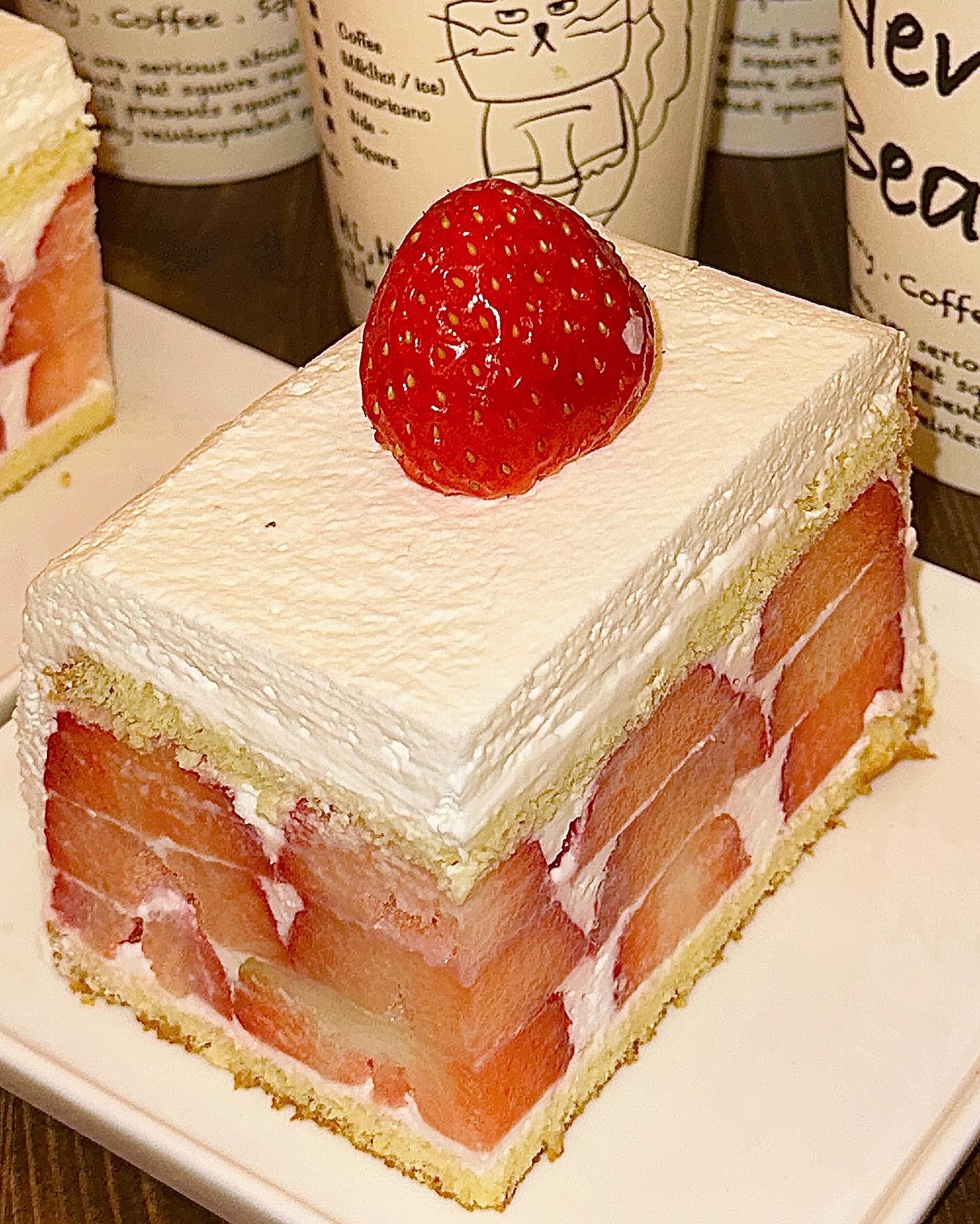 딸기 공주들 모여랏!!@@ 성수 딸케 맛집🍓
성수 신상 카페 추천✨ 네모네모빔〰📍네모네

네모네모빔을 맞아 다 네모로 변해버린 NEMO WORLD✨
메뉴판, 디저트 모양, 이름, 컵에 적혀있는 설명까지 브랜드 스토리를 재미있게 잘 풀어낸 공간이였어요

주말 기준 1시반 정도 웨이팅후 입장했어요
신선한 생딸기가 들어간 딸기케이크를 만나 보실수 있는데요 촉촉한 케이크가 맛있었어요

취향이 하나같이 다른 친구들 때문에 다양한 음료를맛봤는데요 ! 하나 같이 맛있었지만 특히나 맛있던 제가 시킨 네모라떼! 라떼가 진하고 크림괴 아이크림까지! 엄청 달달히고 맛있었어요 시그니처 다워요~

📖 제가 먹은 메뉴 
딸기케이크 2개
크림초코라떼
밀크티
네모라떼

🗺 위치: 서울 성동구 상원2길 6 1층, B1층
⏰ 영업시간: 12:00 - 21:00

딸기케이크 좋아하는 친구태그@@ 가자 ㄱㄱ

🤍다음 피드가 궁금하다면?➡️ w_w_dodo 
🤍먹팔 환영💞 댓글 남겨주세요❣️
🤍#도도_성동구

#성수맛집 #성수카페 #성수동맛집 #성수동카페 #네모네 
‪#먹팔#맛스타그램#먹스타그램 #네모네 #먹스타맞팔 #좋반 #좋아요#좋반테러 #좋아요반사#좋아요테러#인친#소통#맞팔 #선팔#선팔하면맞팔#소통해요