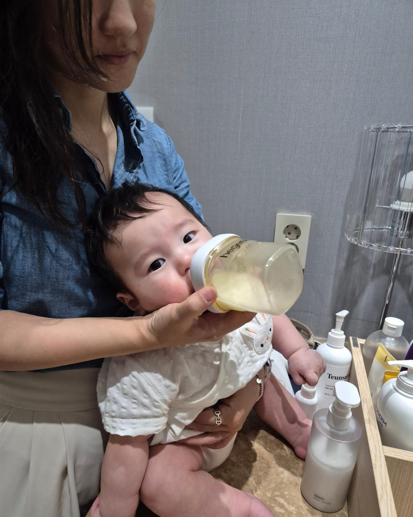 배고픈데 누워서 먹기싫어
화장대에 앉혀서 이모랑 엄마랑 둘이서 쭈쭈먹이기...🫠
오늘도 멘탈 탈탈탈 털림
#인생이재미없다면아들을키우세요
