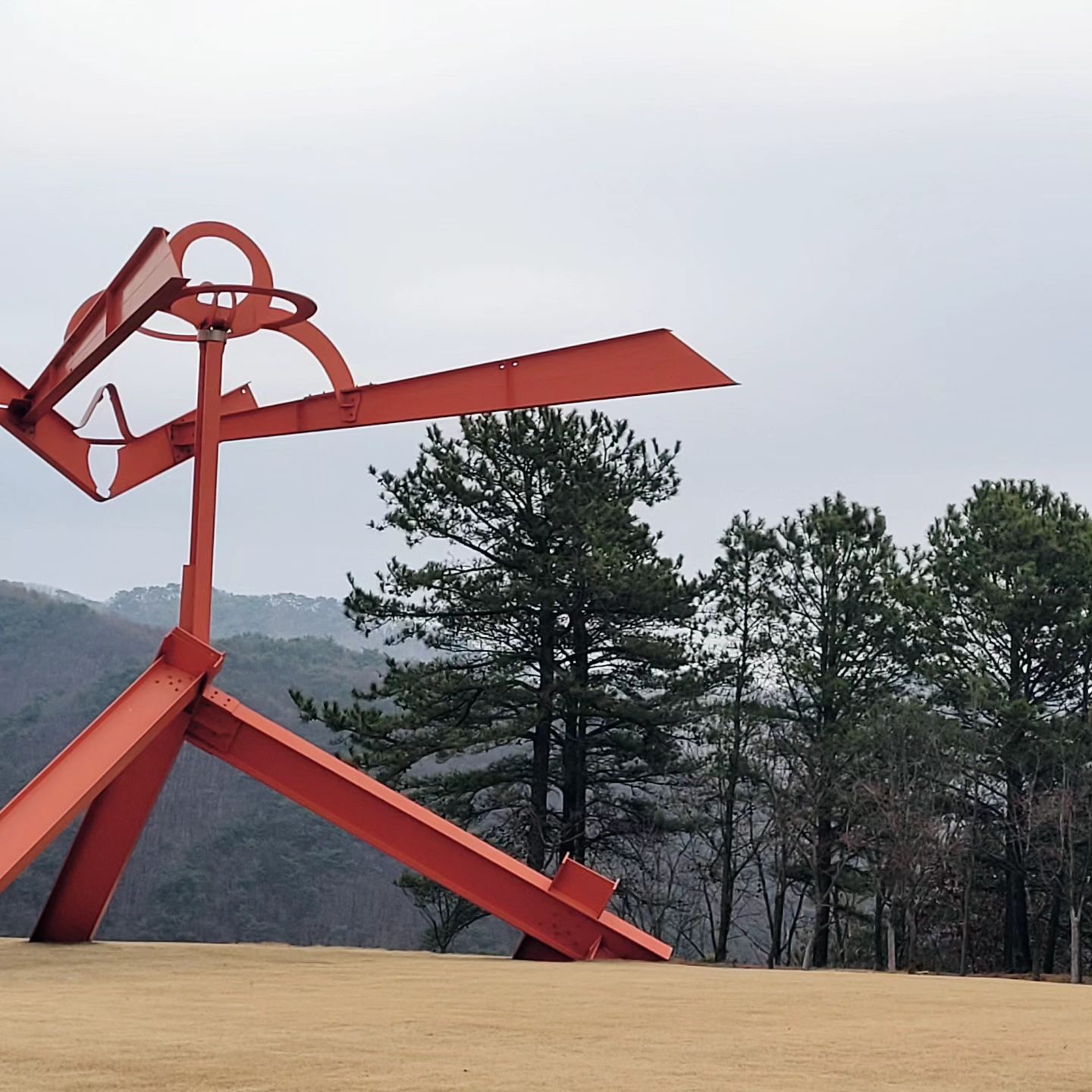 안도 타다오의 건축 전시 <청춘>이 끝나기 전에 다녀와서 다행이었다. 신관인 빛의 정원이라는 공간도 감탄스러웠다. 
두 번째 방문한 뮤지엄 산, 다시 봐도 멋지다.인간이 남기고 갈 것들 중에 인공적이면서도 아름다운 것 중 하나가 건축물 아닐까.
건축기행 함께하는 쌤들과 함께.