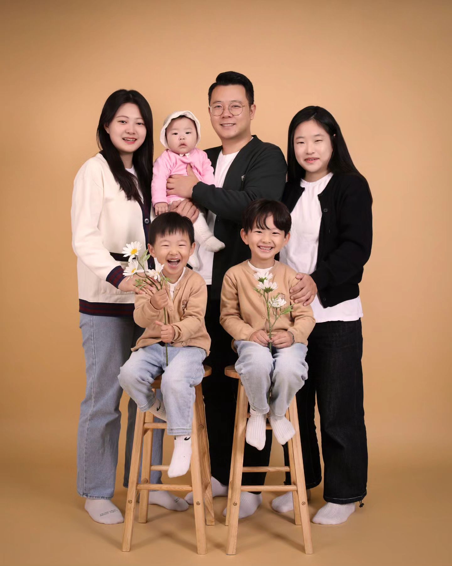 𝕘𝕠𝕠𝕕 𝕓𝕪𝕖 𝟚𝟘𝟚𝟛

내가 애가 넷이라니🤣🤣🤣🤣

진짜 우리 가족을 완성 시킨 한해

지치기도 하고 고민도 많았는데

또 이렇게 보니 아쉽네😢

그래도 새로운 2024년이 있으니깐!!!

해야 할일 하고자 하는 일들이 가득한 2024년

잘될거야 잘할거야

우리 모두 힘내보자♡

사랑해 #내권씨들