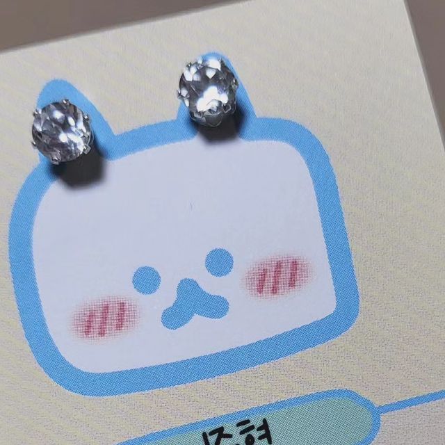  👐👐👐+4 on Instagram: "#광고 데일리로착용하기좋은#토파즈실버귀걸이

합리적인가격을추구하는주얼리브랜드#주니엘 에서판매중인
11월의탄생석인#토파즈#실버귀걸이 를착용해봤는데
5mm사이즈라 데일리로착용하기너무좋아요👍

천연원석인화이트토파즈도반짝반짝영롱함✨️

포장부터귀욤뽀짝한선물들까지완전감동😍"