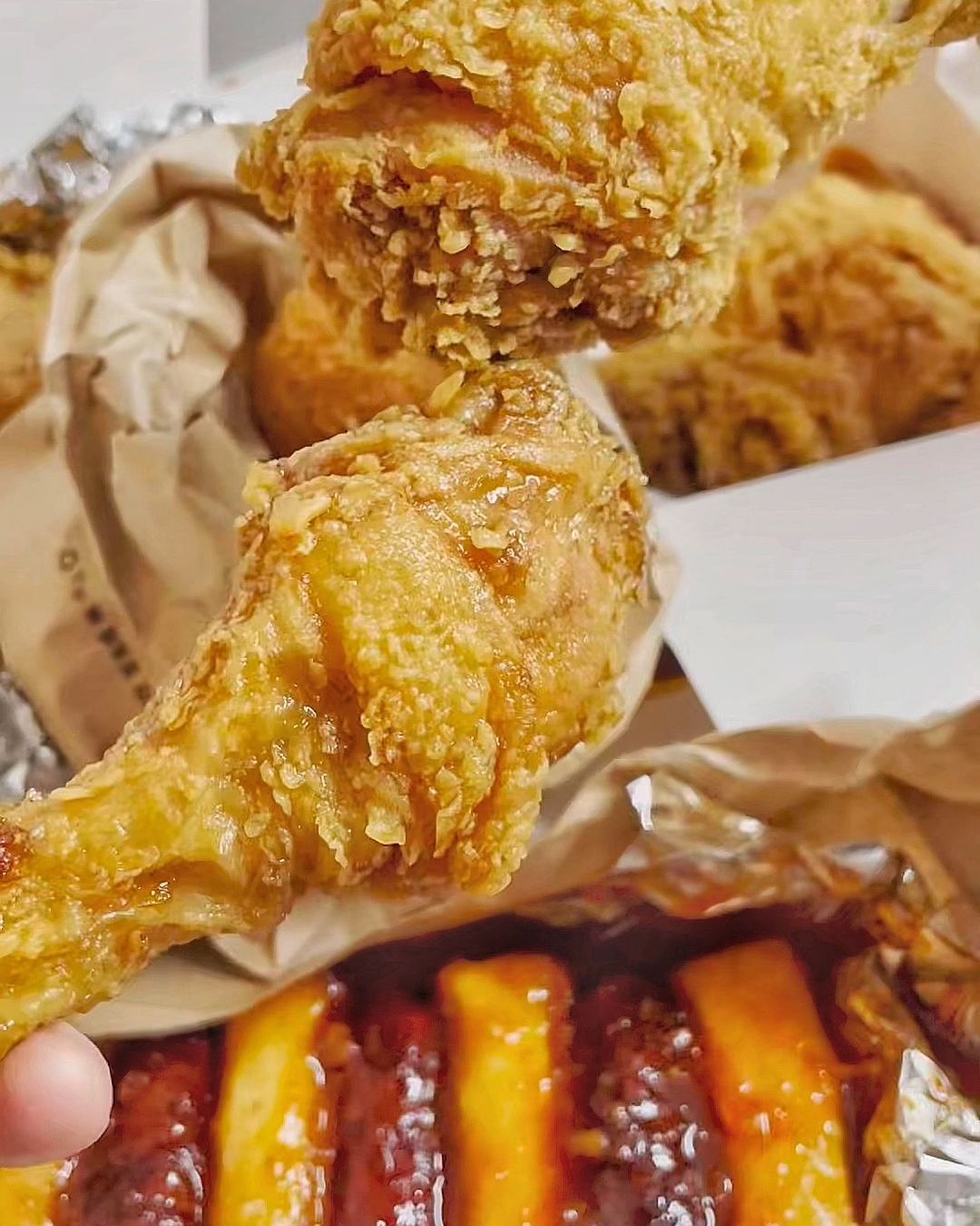 #협찬 good__fried

🐔후참잘 목동점에서 
후라이드반/간장반을 주문했어요 :) 🧡
빠지면 섭섭한 치즈볼이랑 매콤달콤한 소떡소떡도 함께! ㅎㅎ

😉 배달의민족에서 후참잘 브랜드찜 했더니 쿠폰도 주더라구요? 
완전 럭키비키쟈나 🍀 ㅎㅎ
방문포장은 4,000원 할인이니, 가까우면 직접 받으러가도 될 것 같아요~
 ‘식약처인증가게’ 마크가 있길래 위생적인 것 같아 안심하구 더 맛있게 먹었답니다 🥰 
바삭바삭한 후라이드는 역시 후참잘이예요! ❤
 
#후참잘 #후라이드참잘하는집 #목동치킨 #목동맛집