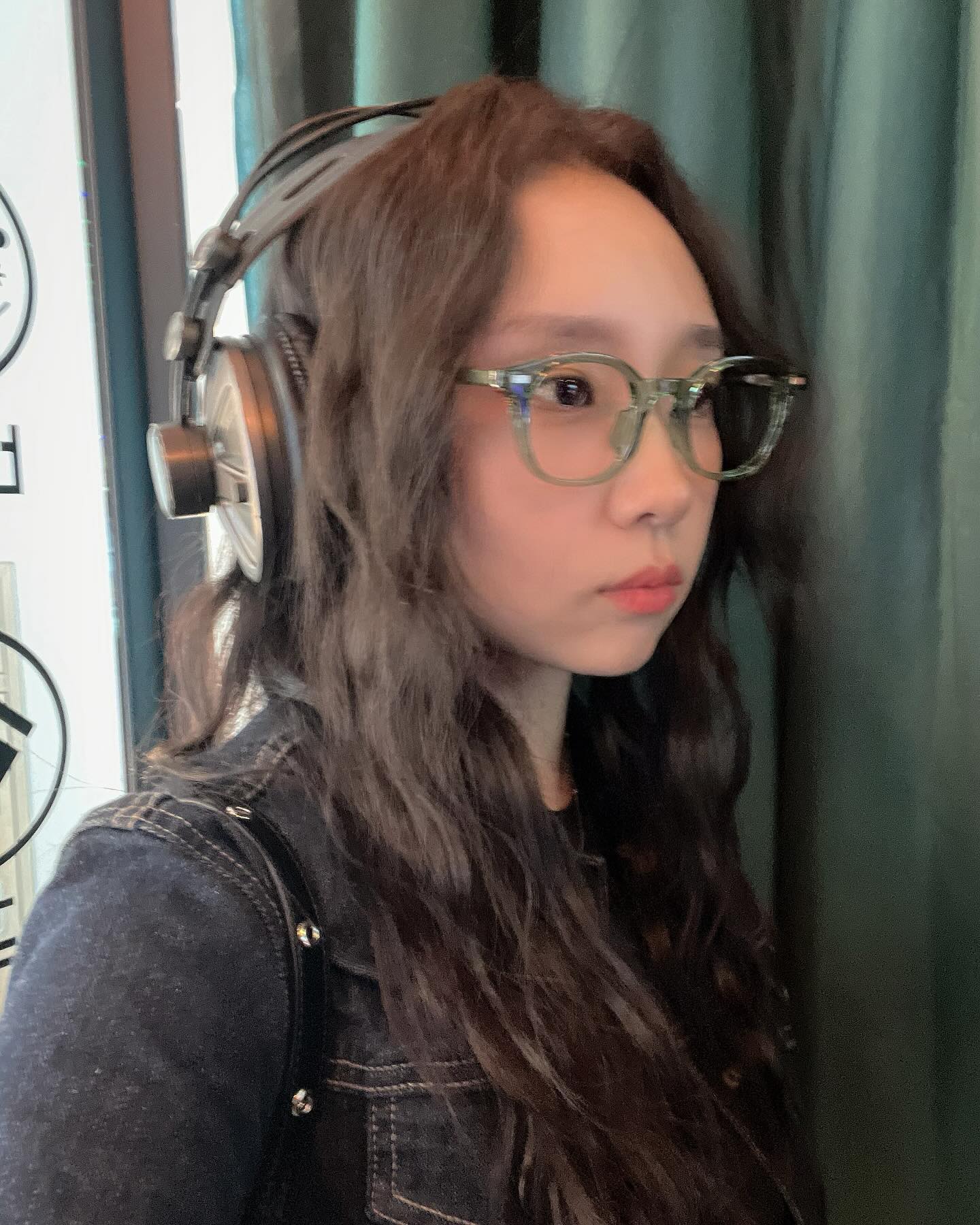 헤드셋있는 코노 좋당🎵😚
처음엔 적응 안 돼서 미치겠었는데, 내 목소리에 더 집중할 수 있어서 좋아

#헤드셋코디 #코노헤드셋 #코인노래방 #청자켓 #거울샷 #셀카 #싱어송라이터 #패션안경 #캐트릿룩 #도망가자
