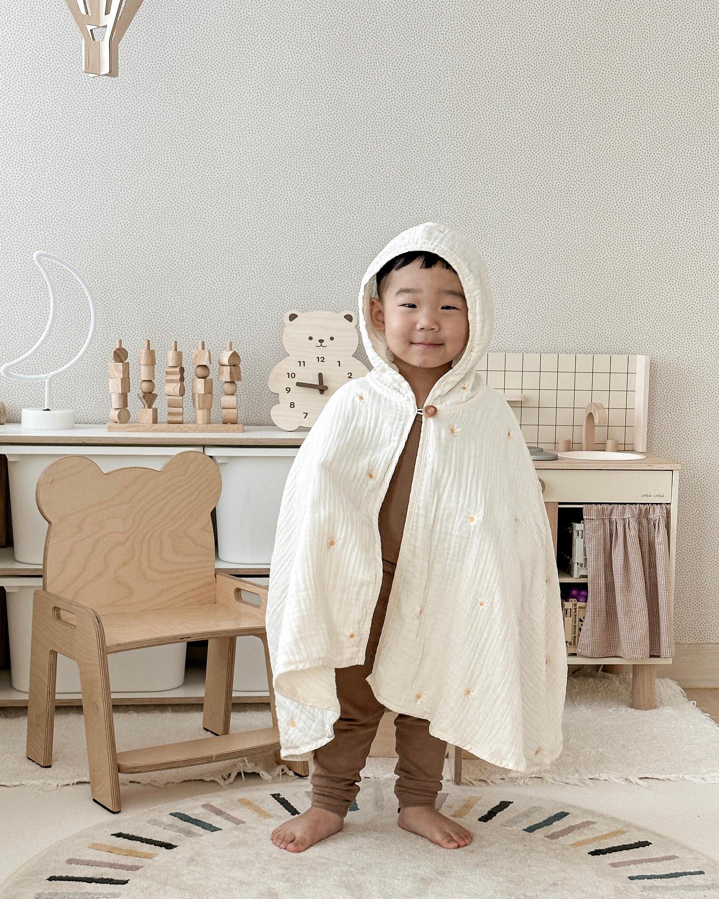 집에서도 계속 망토블랭킷 
입고 있겠다는 분...👦🏻ㅋㅋㅋ

요즘처럼 환절기에 사용하면 좋은 망토블랭킷
햇빛에 가면 따뜻하고 그늘에 가면 춥고
아침엔 춥고 낮엔 덥고😂ㅋㅋㅋ
그럴 때 망토블랭킷 사용해보세요!
아이가 맘껏 돌아다녀도 떨어지지 않아요.
4중거즈라 간절기에 사용하기 좋아요.
데이플라워 패턴 다가오는 봄에 넘 잘 어울려요.🌼

맘에 들었는지 집에서도 입어요ㅋㅋㅋ

#아기블랭킷 #아기담요 #망토블랭킷 #간절기템 #간절기 #아기바람막이 #비비무드7기_호야네 #육아템 #육아템추천