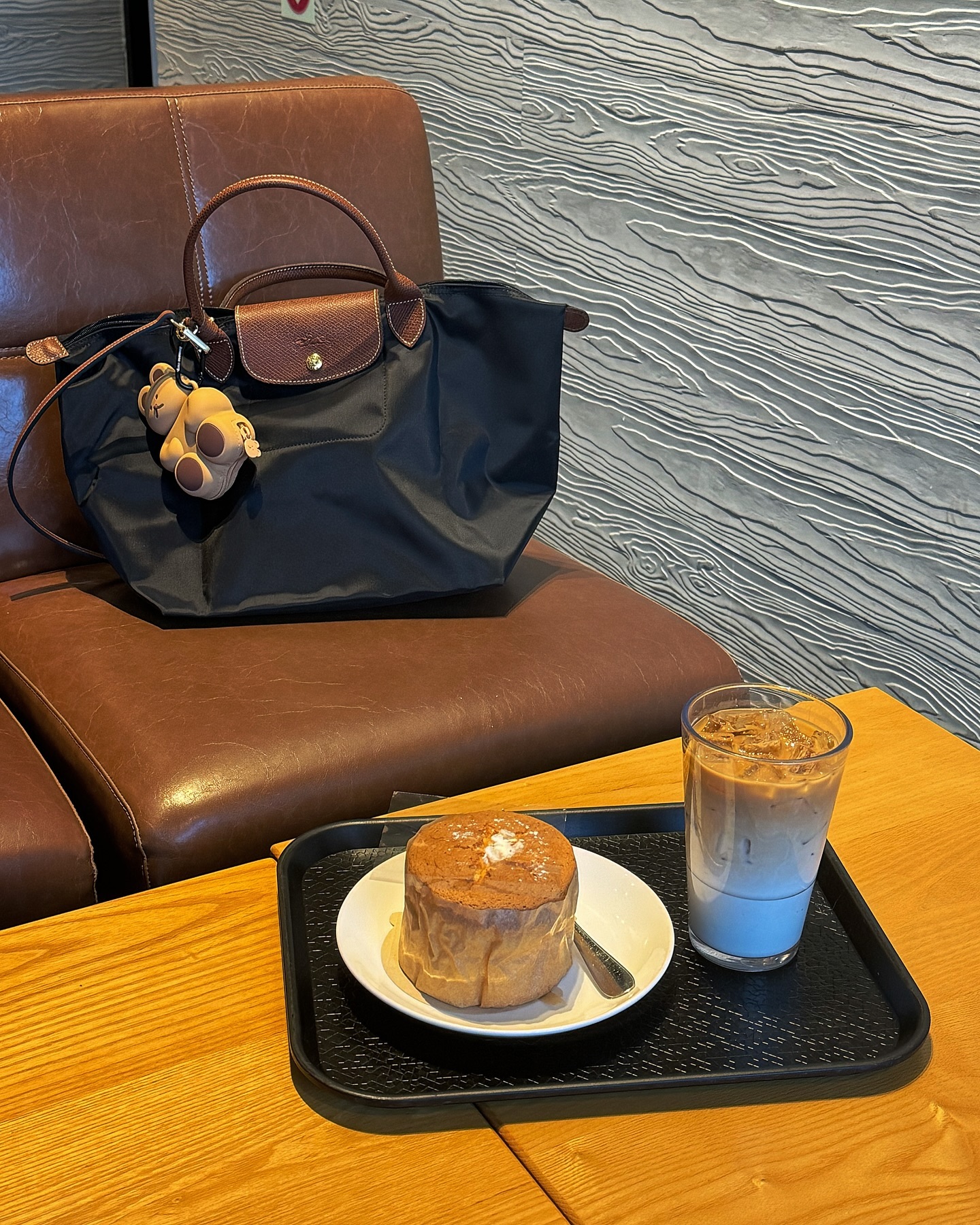 🌂
초딩은 학교를 왜이렇게 
일찍가는가
데려다주고 갈곳이없ㄸ...
#오픈한곳이없음 #방구석행
#요즘내최애가방 #롱샴