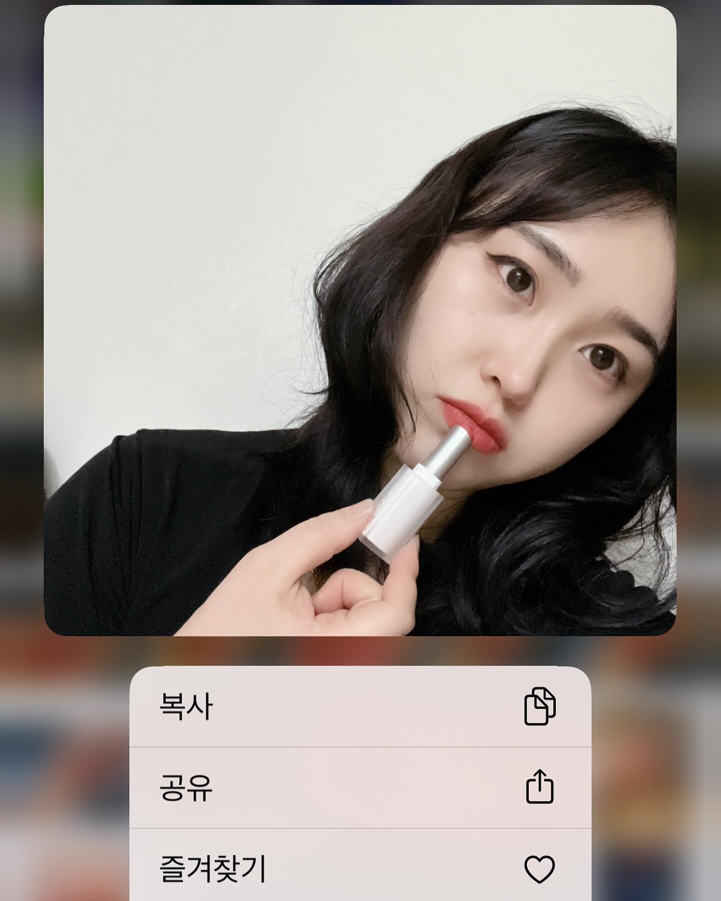 #광고 

가을 웜톤 심장 저격 비오엠:클라우드 블러 립스틱 ✨
#02 SMOKED CORAL 스모크드 코랄🧡

폭신폭신한 구름을🩵연상하게 되는 보들보들한 텍스처를 
자랑하는 가을 무드 끝.판.왕❤️‍🔥
비오엠 클라우드 블러 립스틱 자랑 들어갑니다✌🏻

바르지 않은 듯한 가벼운 픽싱이지만,
절대 가볍지 않은 무게감이 있는 컬러예요🌺
그렇다고 부담스러운게 아니라 
데일리로 발라주고 살짝 손으로 문질러주면
얼마나 자연스러운지 몰라요(나만 알고 있기 넘 아쉽🍀)

컬러감 분위기에 지속력까지 좋은데 
부드럽게 발리면서
각질 부각 없는 보송보송한 
매트 립스틱🫶🏻너 나 와 사랑한다🧡
늘 각질 부각이 되는 입술이라 
걱정했는데 걱정한 시간이 아까울 정도🍇

칙칙헌 피부톤에 조명 ON🌝✨
쌀쌀한 지금과 찰떡인 색감이
날 감동 시켜🥺😢😭

탁한 컬러 X 맑은 컬러 O

건조함 없이 색감 그대로 오래 유지되서
지이이이이인짜 강력하게 추천 깃발 올립니다🇰🇷펄럭~~!!!

한번 발라줘도 발색력 말해~~~뭐해🌺

일단 색상 자체가 워낙 예쁘니 아묻따🌫️발라주세요🧡

#15그램 #15 #15그래머 #비오엠 #bom #봄 #여름 #가을 #겨울 #사계절 #웜톤 #쿨톤 #피부 #비오엠클라우드블러 #클라우드블러립스틱 #립스틱 #립스틱추천 #립 #추천 #매트 #매트립스틱 #취향 #저격 #취향저격 #무드 #분위기 bomcos_official