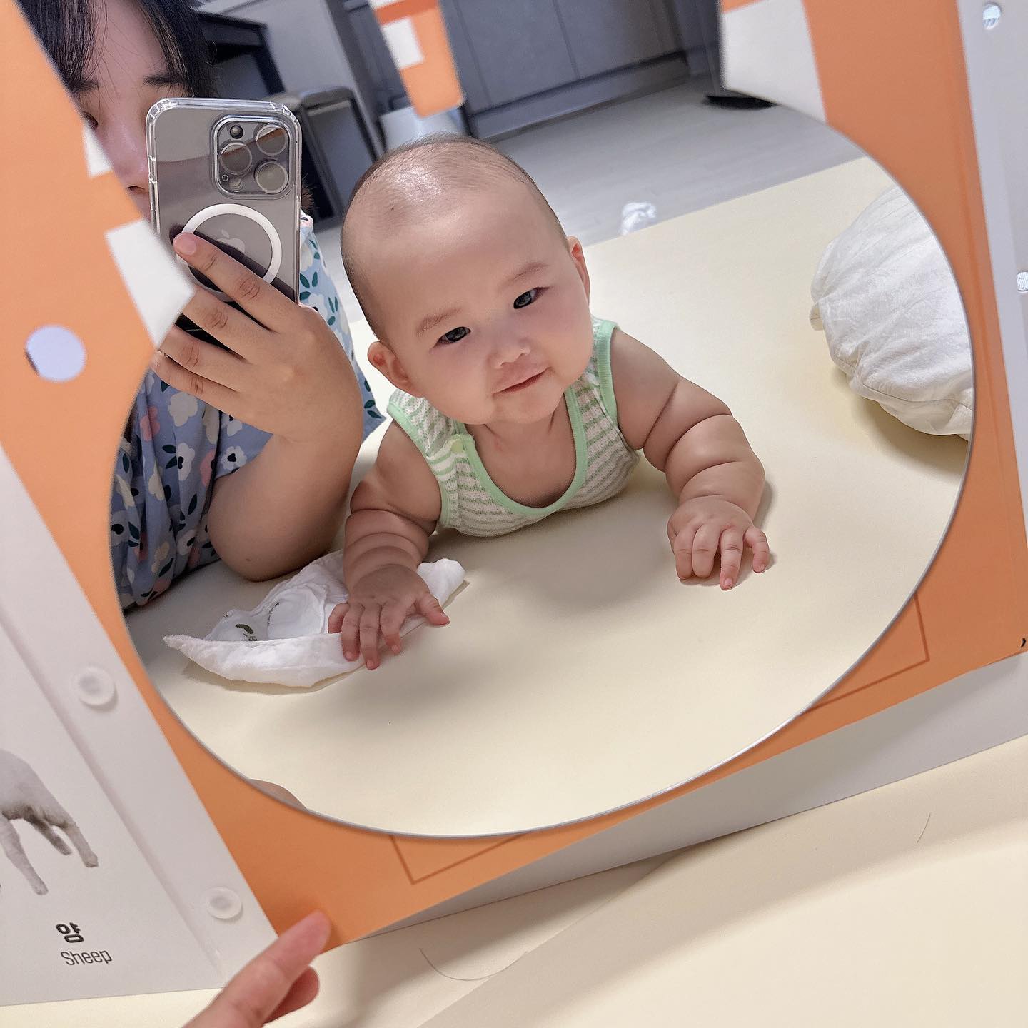 #태어난지149일째

준서는 콧물만 살짝 훌쩍거리고
아주 아주 잘 놀았답니당.
오늘은 유독 거울을 잘 보길래
거울샷 3종도 남기고, 약먹고 낮잠도 오래오래💛
