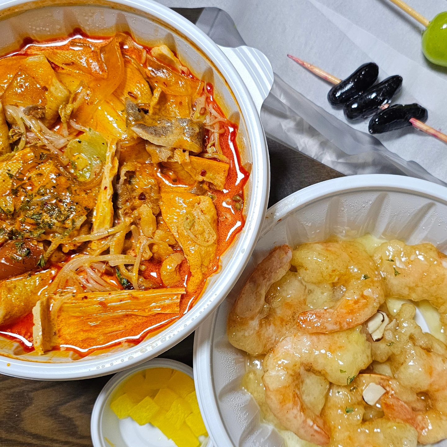 작은 아들이 #탕후루 사와 먹고있는데 큰아이가 #마라탕 크림새우 배달함.

그런데 뉴스에서 올해 사람들 최대 관심사를 소개하면서 생활문화면에서는 마라탕후루가 특히 많이 인증되었다고한다.

#마라탕후루 맵고 달고 자극적이라 건강에는 안좋다하니 새해에는 건강한 먹거리가 인기를 끌기를~~~

2023년은 가고 2024년이 온다.
새해 맞이 해야지

#일상 #20231231