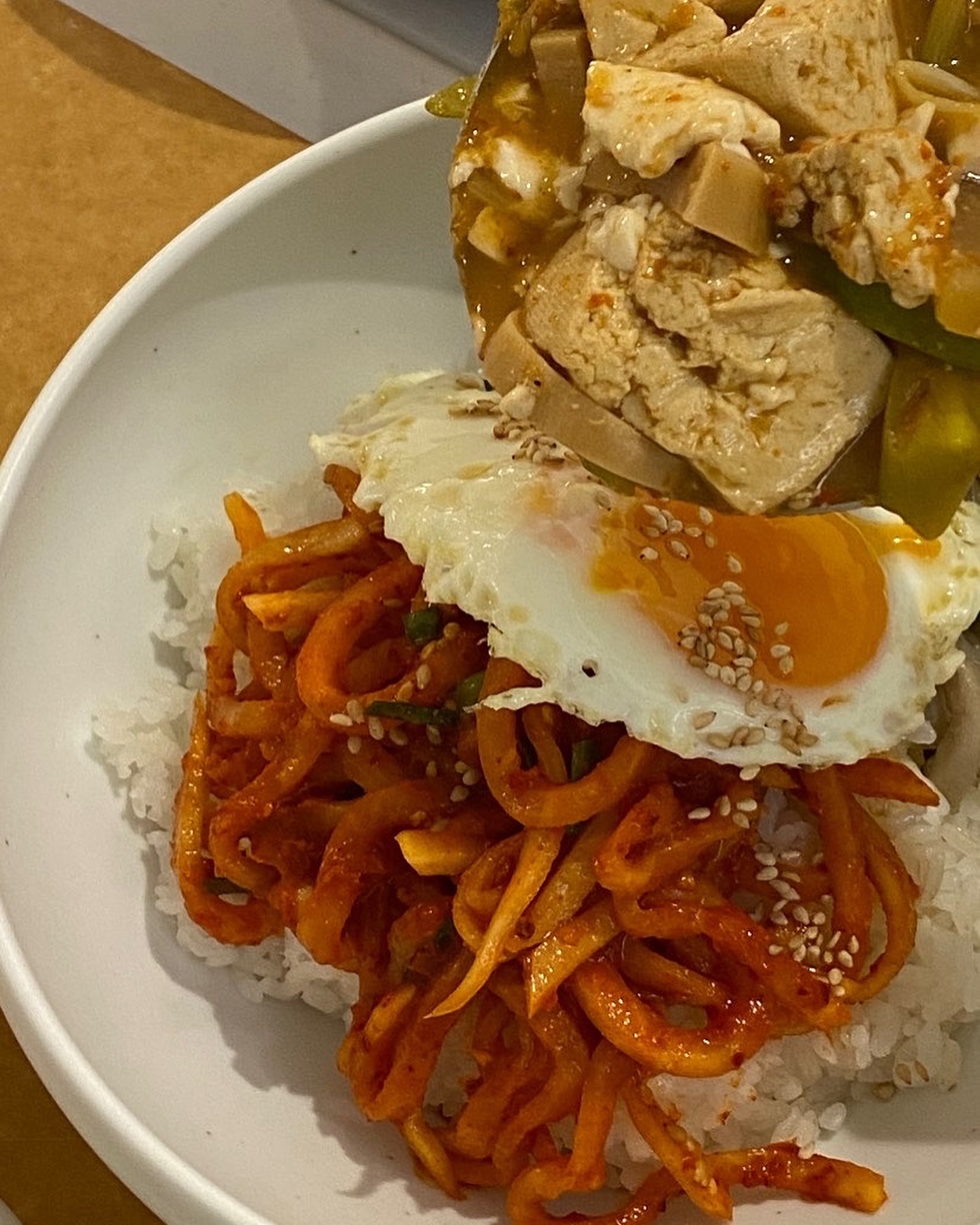 🤎
((지난밥상))
짧게 지나가는 가을이지만,
꼭 먹어줘야하는 가을무 밥상 🥣

간단하게 무생채만 듬-뿍,
된장찌개 한국자 가득 담아내
참기름 쪼르륵 뿌리고 슥-슥 비벼
한그릇 뚝딱하고,

갓 지어진 솥밥에
뜨끈한 누룽지로 마무리하면 
찐 극락체험이라구요 ✨

자 그럼 오늘도,
맛있게 비벼 보시길 바래요.🥣
.
.
.
.
#가을무
#비빔밥
#무생채
#무생채비빔밥