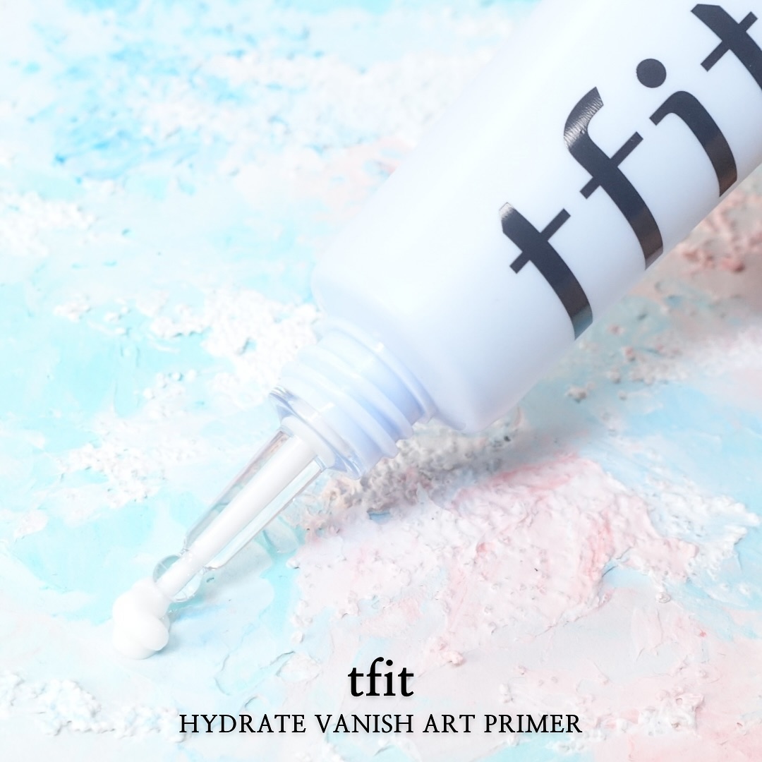 #협찬 tfit.korea
촉촉하게 수분 가득한 프라이머 찾으시는 분들🙌🏻
티핏 하이드레이트 배니쉬 아트 프라이머로 모이세요!
메이크업 전 기초 스킵 크림 수분 프라이머로 요거 딱입니다!
티핏은 다양한 문화와 피부톤을 위한
최적화된 베이스를 추구하는 INCLUSIVE BEAUTY 브랜드인거 다들 아시죠?
요 프라이머는 수분감 가득한 수분크림 제형으로
피부에 고르게 밀착되서 메이크업이 밀리거나 들뜨지 않아 요즘 자주 사용하고 있어요
94% 스킨케어 성분이 함유되어 저자극 테스트 완료로
부담없이 데일리 메이크업에 사용 가능하답니다!🩵
바쁜 아침시간에
스킨케어를 대신 티핏 하이드레이트 배니쉬 아트 프라이머를
발라줘도 너무 좋아요!
지성 & 복합성일 경우에는 스킨케어를 하지 않은 맨 얼굴에
수분 프라이머 하나만 발라도 촉촉한 메이크업이 가능!
건성일 경우엔 평소 스킨케어 루틴에 수분 프라이머 하나만 더해주면
메이크업으로 인해 느껴졌던 건조하고
각질이 부각되는 고민을 해결할 수 있어요!
게다가 유분기까지 싹 잡아주어
유수분 밸런스를 유지해
화장이 오랫동안 지속되서 너무 좋더라구요!🩵
겨울이 되면서 화장이 더 잘 뜨는 건성분들은
요거 꼭 사용해보세요~!
📌공식 브랜드관 혹은 공식 스마트 스토어에서 구매하실 수 있어요!
#TFIT #티핏 #티핏클래스 #티핏프라이머 #TFITPRIMER
#프라이머 #수분프라이머 #촉촉한프라이머 #메이크업
#화잘먹템 #화잘먹 #건성 #지성 #뷰티인플루언서
#뷰티 #메이크업 #건성메이크업 #지성메이크업