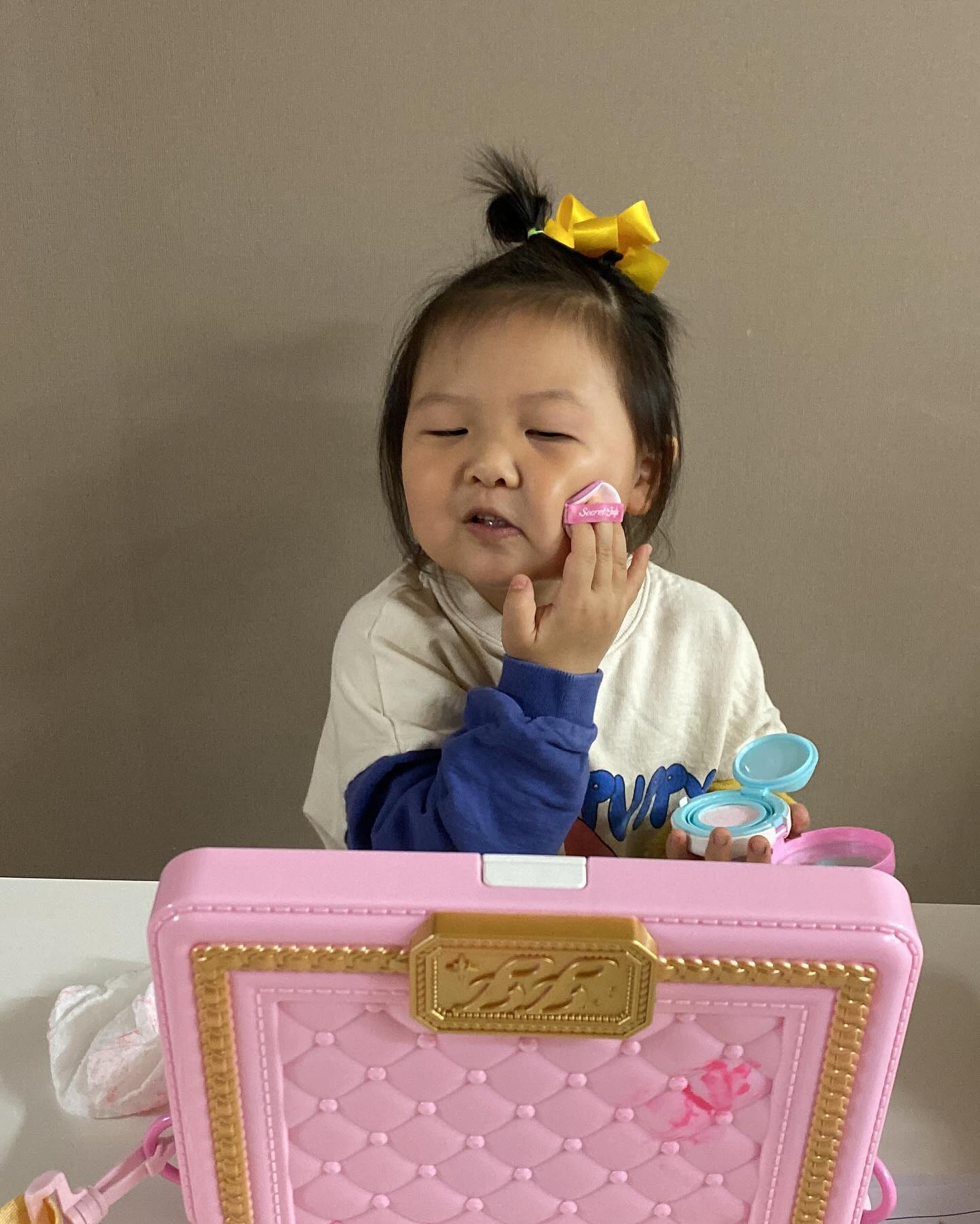 학교가믄 울 애기들 왜케 보고싶지?ㅎㅎㅎ
사진첩 뒤적뒤적 하다가 #초귀요미 사진 보면서 혼자 낄낄
-
화장 할 때 입 저렇게 되는건 국룰이쥬🫶🏻
-
#딸맘 #귀여운딸 #딸램스타그램