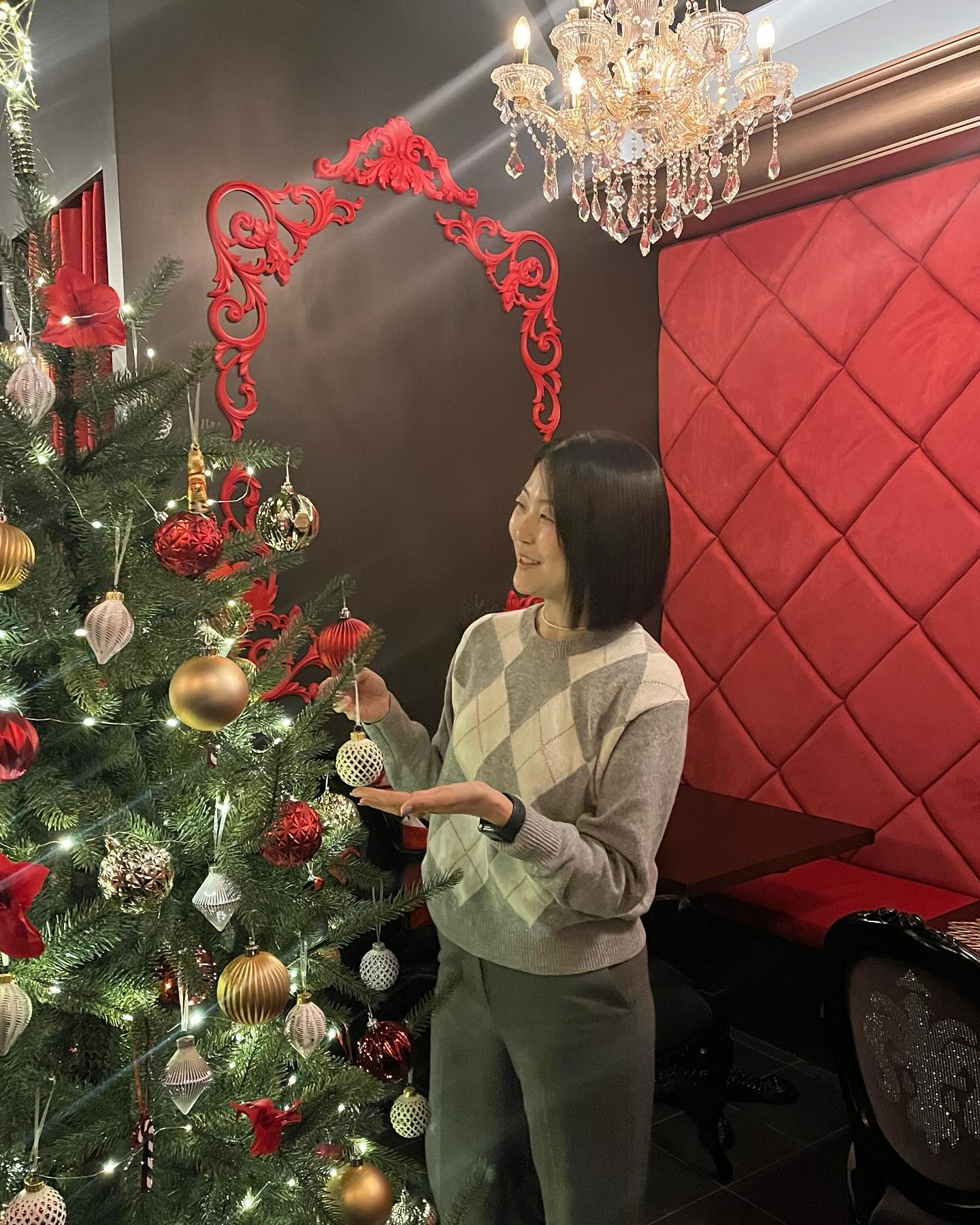 _
허덕이며 버티고 있는 석사4학기🧑🏻‍🎓

동기들이 없었다면 
의지박약인 나는 
벌써 두손두발 다 들고 나가떨어졌겠지🙈

가끔은 내가 이 틈에 있어도 되는걸까 생각이 들 정도로
한 명 한 명 멋진 사람들❤️

사진속에 없는 동기들까지 모두 
올 한해도 너무 고마워🥹

#고려대학교 #동기사랑나라사랑 #연말모임 #삼청동일사삼