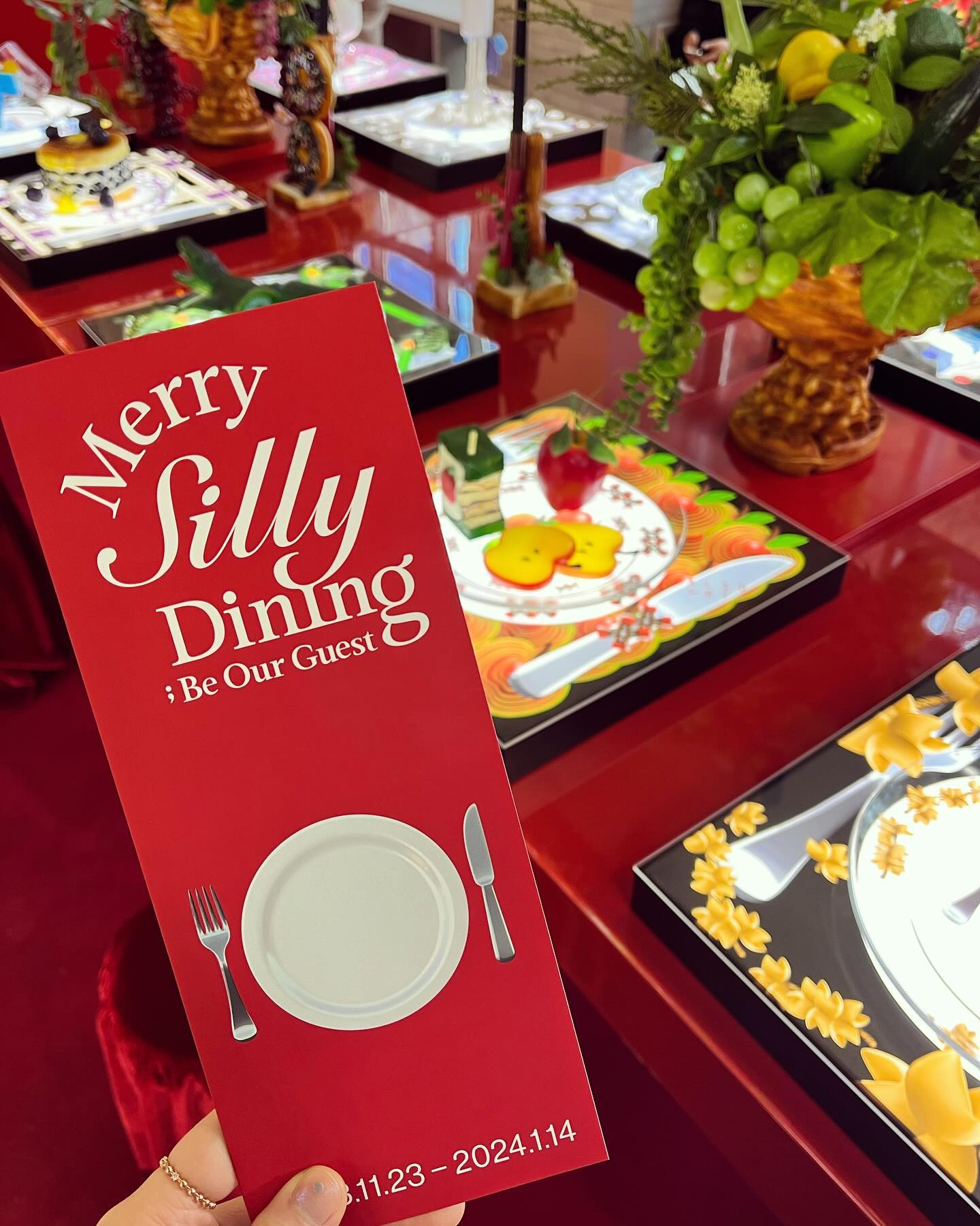 #패션마케터 #본업모먼트 📝
29cm.official 팝업후기🎂

💁‍♀️
이번 #이구성수 에는
‘Merry Silly Dining’을 주제로
hongjissi 아티스트의 이모지 디저트 만찬이 
거대한 테이블위에 차려져있어요.

인그타그래머블한 작품들도 구경하고, 
스티커와 엽서도 가져갈 수 있는 
간단하고 임팩트있는 요런 전시 강추합니다👍

개인적으로 흥미로웠던 작품은 
세번째장의 얼었다 해동된 👀👃👄 !!!
진짜 기발하지 않나요...?😝