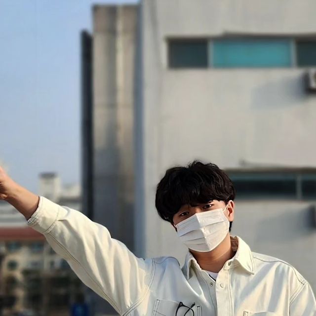  경景 | 스트릿, 캐주얼, 미니멀 on Instagram: "#협찬 코디가 2프로 아쉬울땐? 

✔️항상 예쁘게 코디를 해도 뭔가 2프로 아쉬운 느낌이 든다면 데이워커 아이웨어로 포인트-! 아시죠?

✔️시력 교정의 의미를 넘어 패션의 아이템으로 편한 착용감과 감각적인 예쁜 디자인의 "데이워커 LEO C5"

블랙 데님과 화이트 컬러의 자켓, 키링으로 코디해주었는데 무언가 2프로 아쉬운 느낌! 데이워커 LEO C5로 자켓에 포인트를 더해 100% 완벽한 코디를 해주었습니다 :) 

[데이워커 LEO C5] 
-트렌디하고 감각적인 데이워커의 대표 아이웨어
-클래식한 아넬형 뿔테로 양 끝에 다이아몬드형 메탈 장식이 주는 포인트
.
.
.
Eyewear - @daywalker_eyewear
Top - @tbj_nearby
Bottom - @_zebra_studio
Shoes - @soulesures x @sur8ery
Accessory - #섹스토 

#데이워커 #데이워커선글라스 #선글라스 #안경 #블루라이트차단안경 #스트릿패션 #데일리룩 #오오티디 #무신사 #W컨셉 #EQL #힙혜오피셜 #스트릿 #캐트릿 #스트릿캐주얼 #안경추천 @daywalker_eyewear @daywalkercrew"